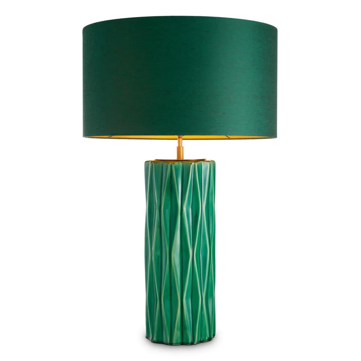 Paire de lampes de table en céramique verte craquelée avec une finition en laiton patiné.

La base en céramique verte est accentuée par une finition en laiton patiné. Elle est complétée par un abat-jour en lin avec une luxueuse doublure dorée. Cette