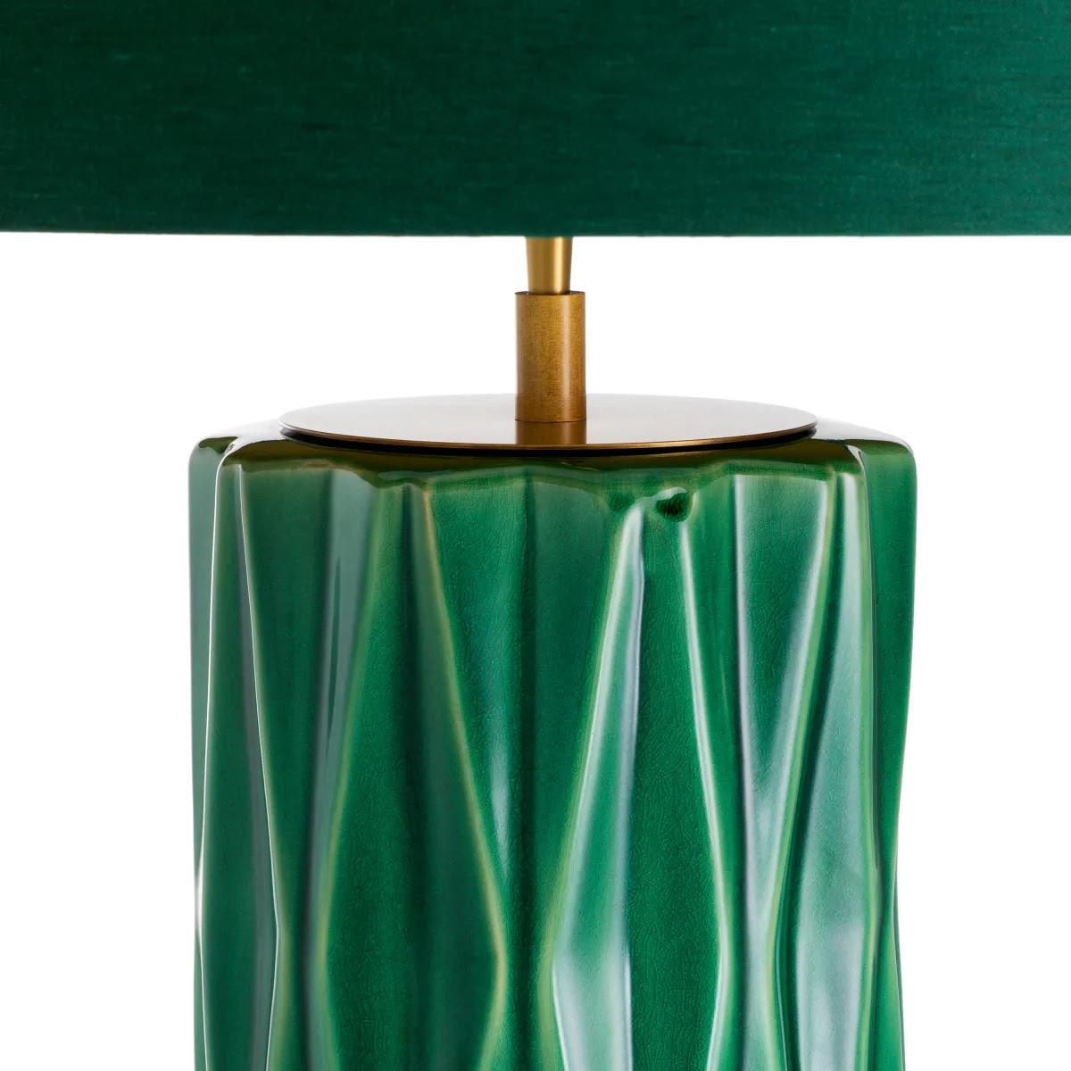 Français Paire de lampes de table en céramique verte craquelée avec une finition en laiton patiné. en vente