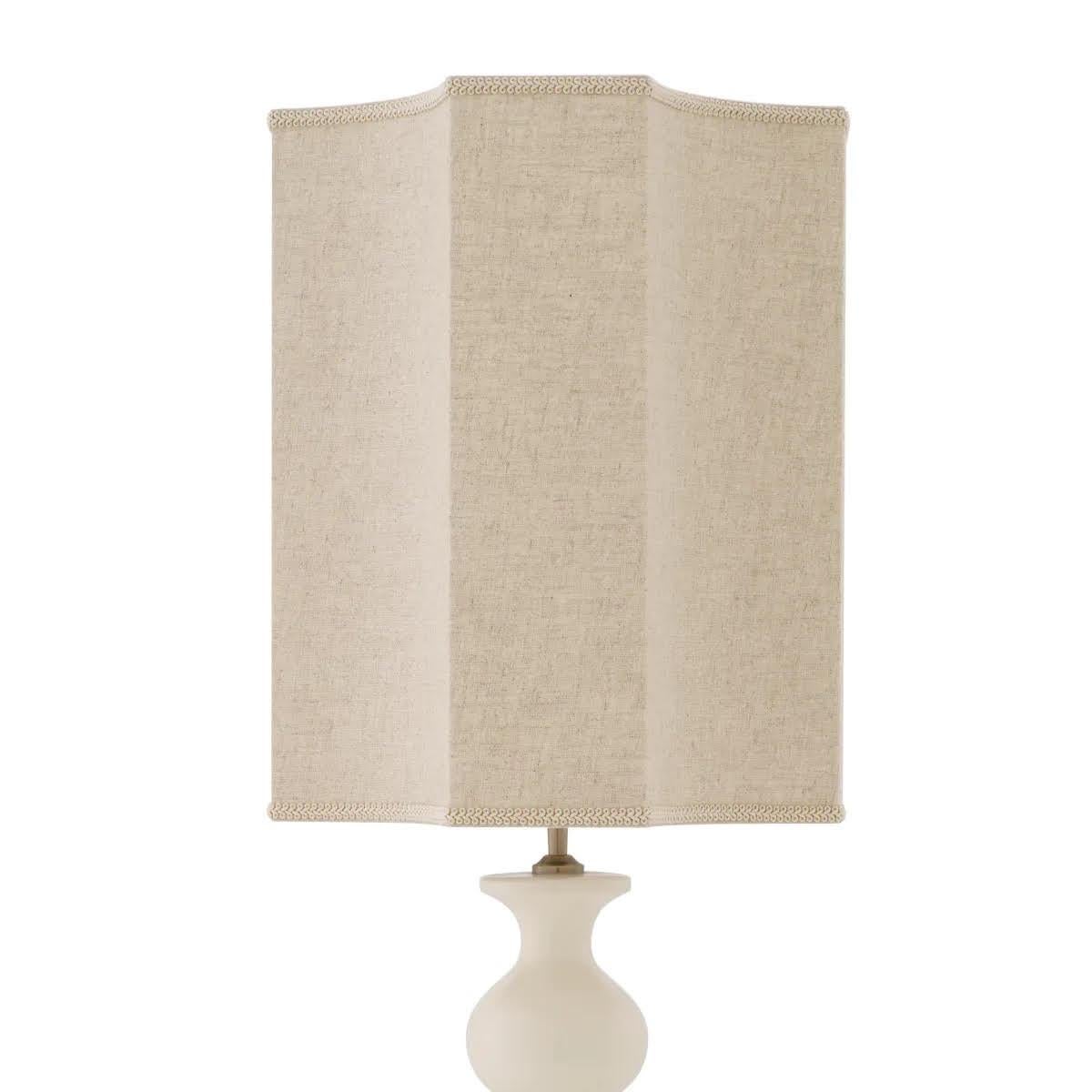 Patiné Paire de lampes de table en céramique blanche craquelée et laiton patiné en vente