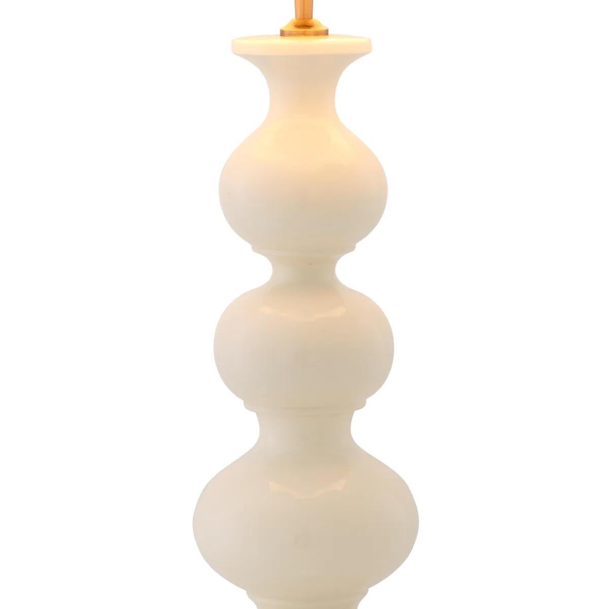 XXIe siècle et contemporain Paire de lampes de table en céramique blanche craquelée et laiton patiné en vente