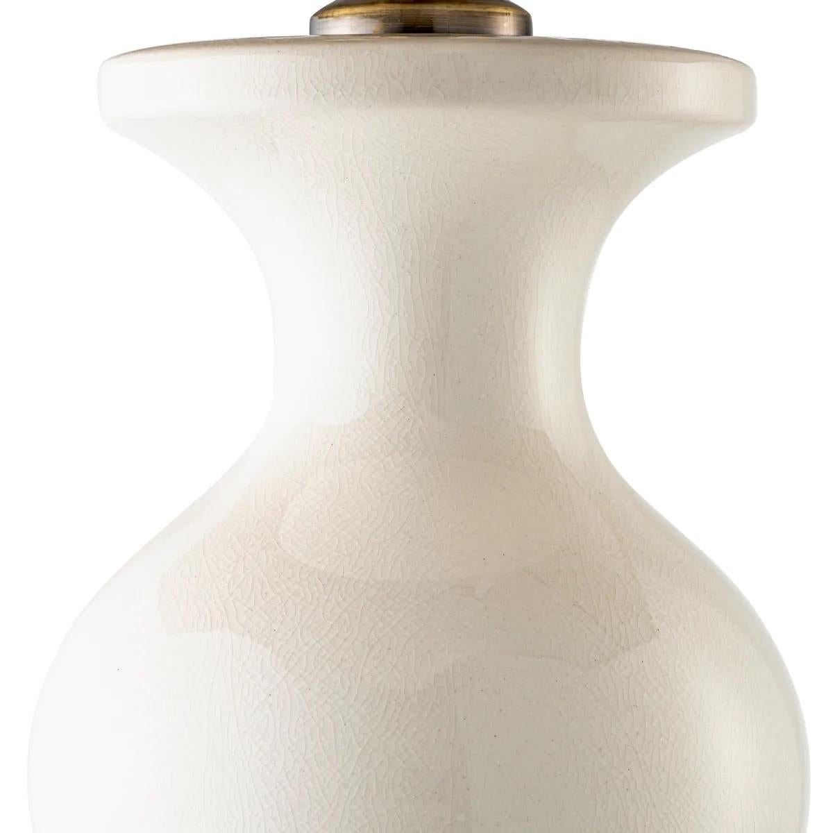Laiton Paire de lampes de table en céramique blanche craquelée et laiton patiné en vente