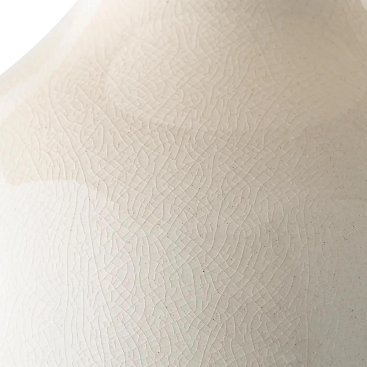 Paire de lampes de table en céramique blanche craquelée et laiton patiné en vente 1