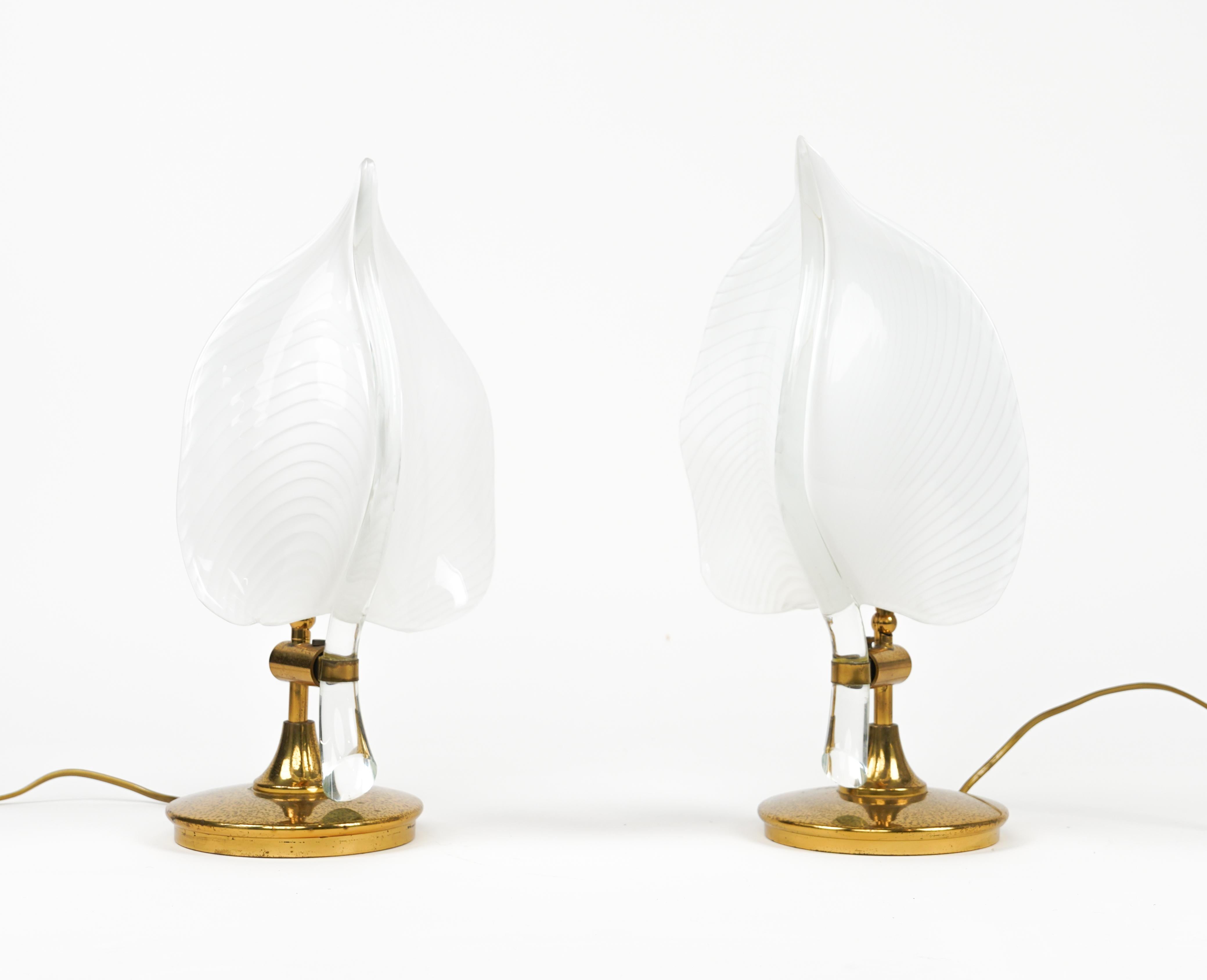 Midcentury beautiful pair of table lamps leaf shaped in murano glass and brass by Franco Luce.

Made in Italy in the 1970s.

European plug (works outside EU with a simple plug adapter).


