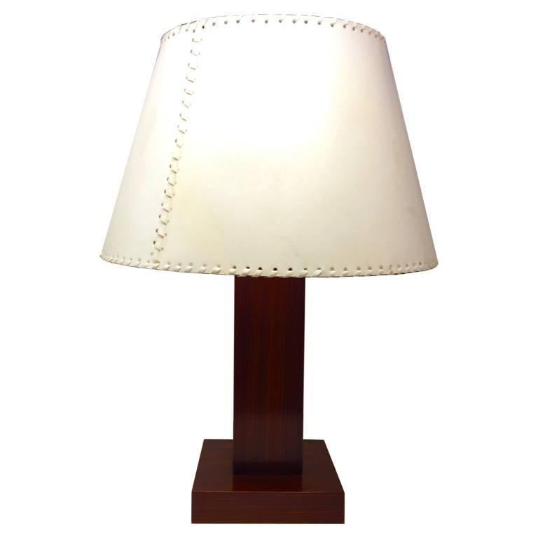 Étonnante paire de lampes de table en parchemin et bois conçue par Michel Leo, fabriquée en Italie.
