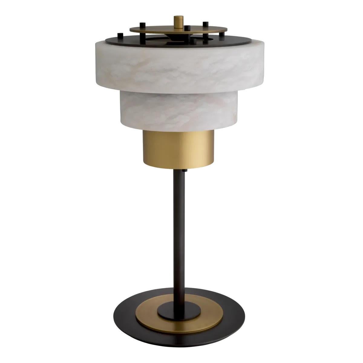 Français Paire de lampes de table en laiton patiné et albâtre. en vente