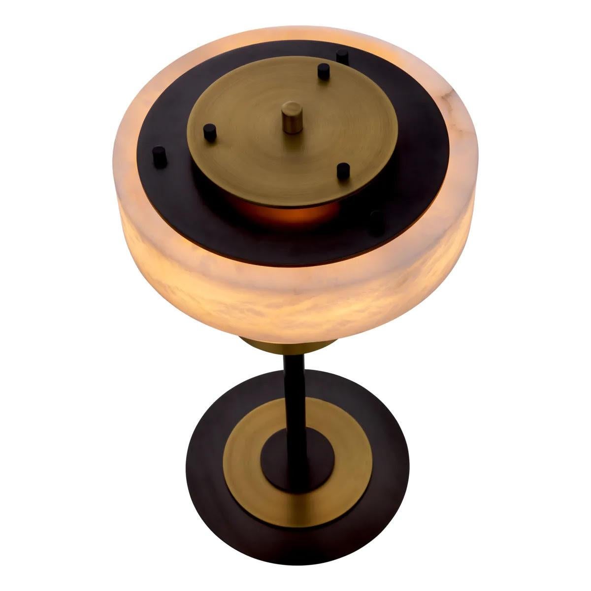 Patiné Paire de lampes de table en laiton patiné et albâtre. en vente