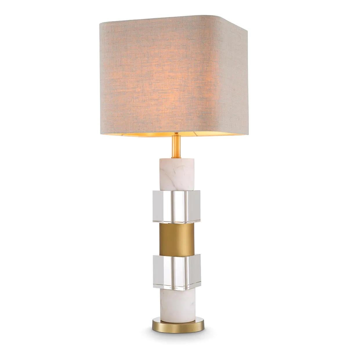 Ein Paar Tischlampen aus patiniertem Messing, weißem Marmor und Kristall.

Kreieren Sie einen eleganten, modernen Look mit dieser Designer-Tischleuchte.
Der Sockel besteht aus zwei weißen Marmorzylindern, zwei massiven Kristallwürfeln und einem