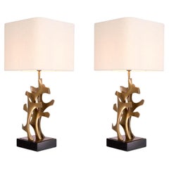 Paire de lampes de table en laiton patiné avec base en granit noir.