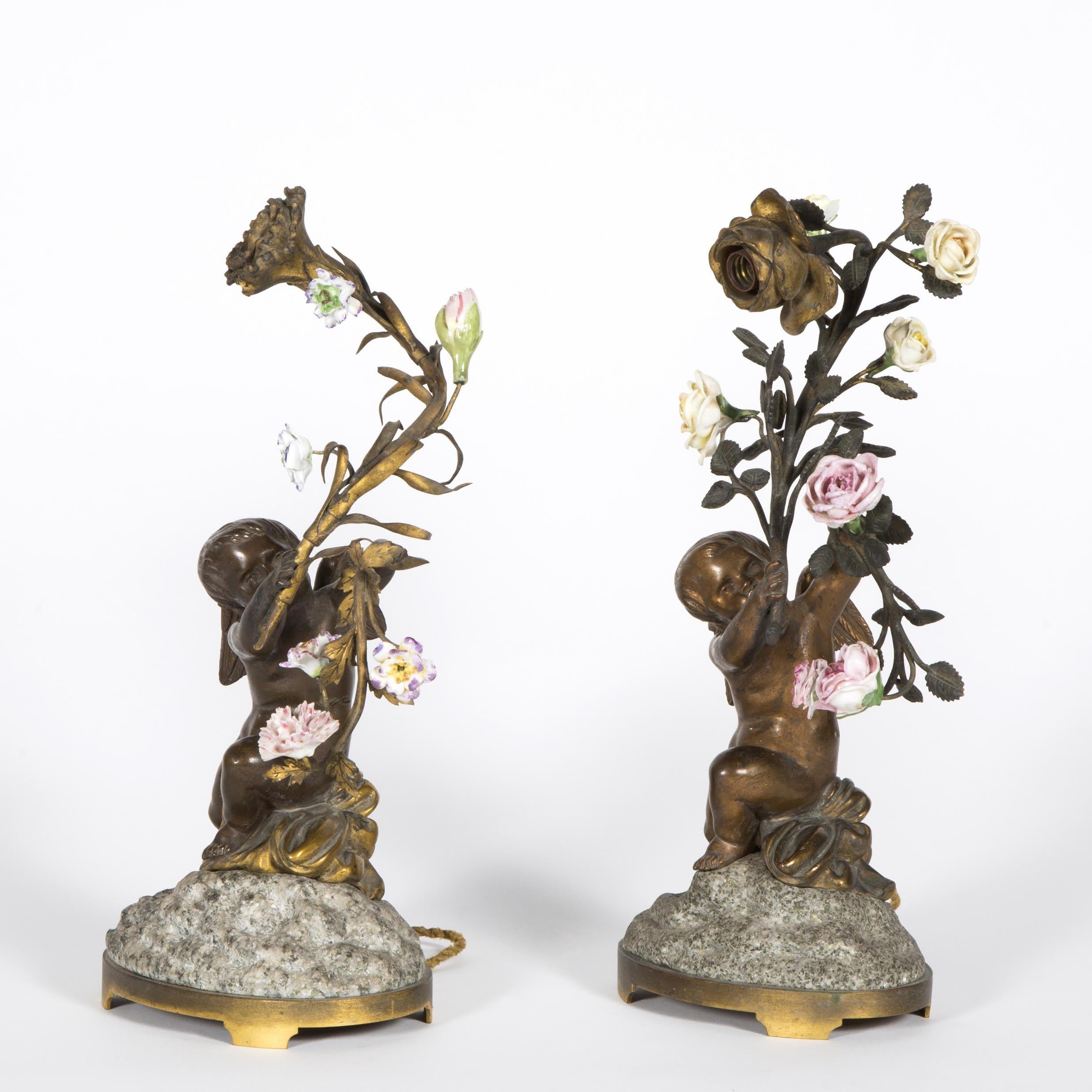 Paire de lampes de table avec chérubins en bronze patiné, porcelaine et granit, XIXe siècle, période Napoléon III.

Paire de lampes chérubins en bronze patiné, porcelaine et granit d'époque Napoléon III du XIXe siècle.
H : 34cm, L : 19cm, P : 10.5cm