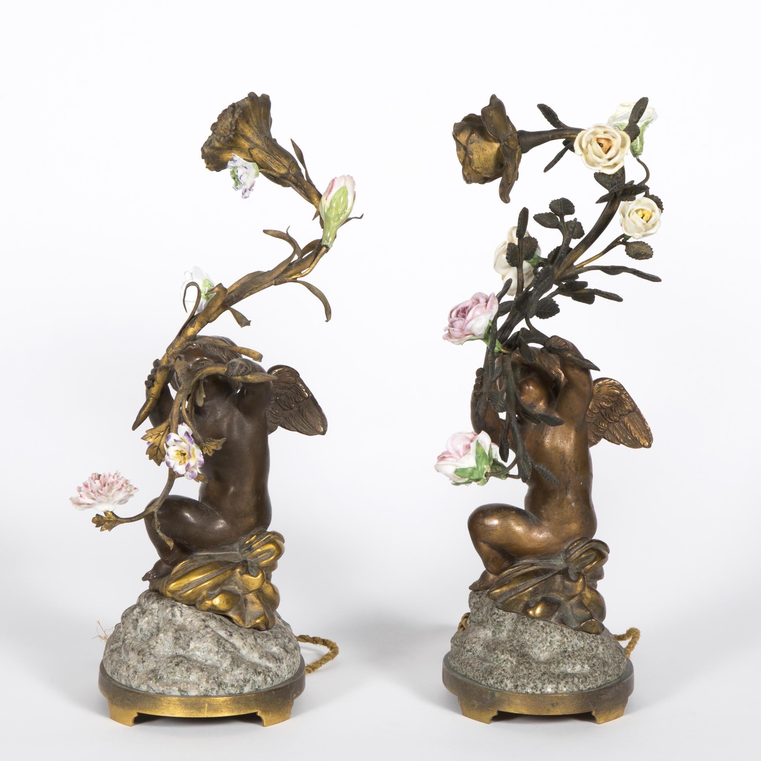 Napoléon III Paire de lampes de table en bronze patiné, porcelaine et granit,  19ème siècle. en vente