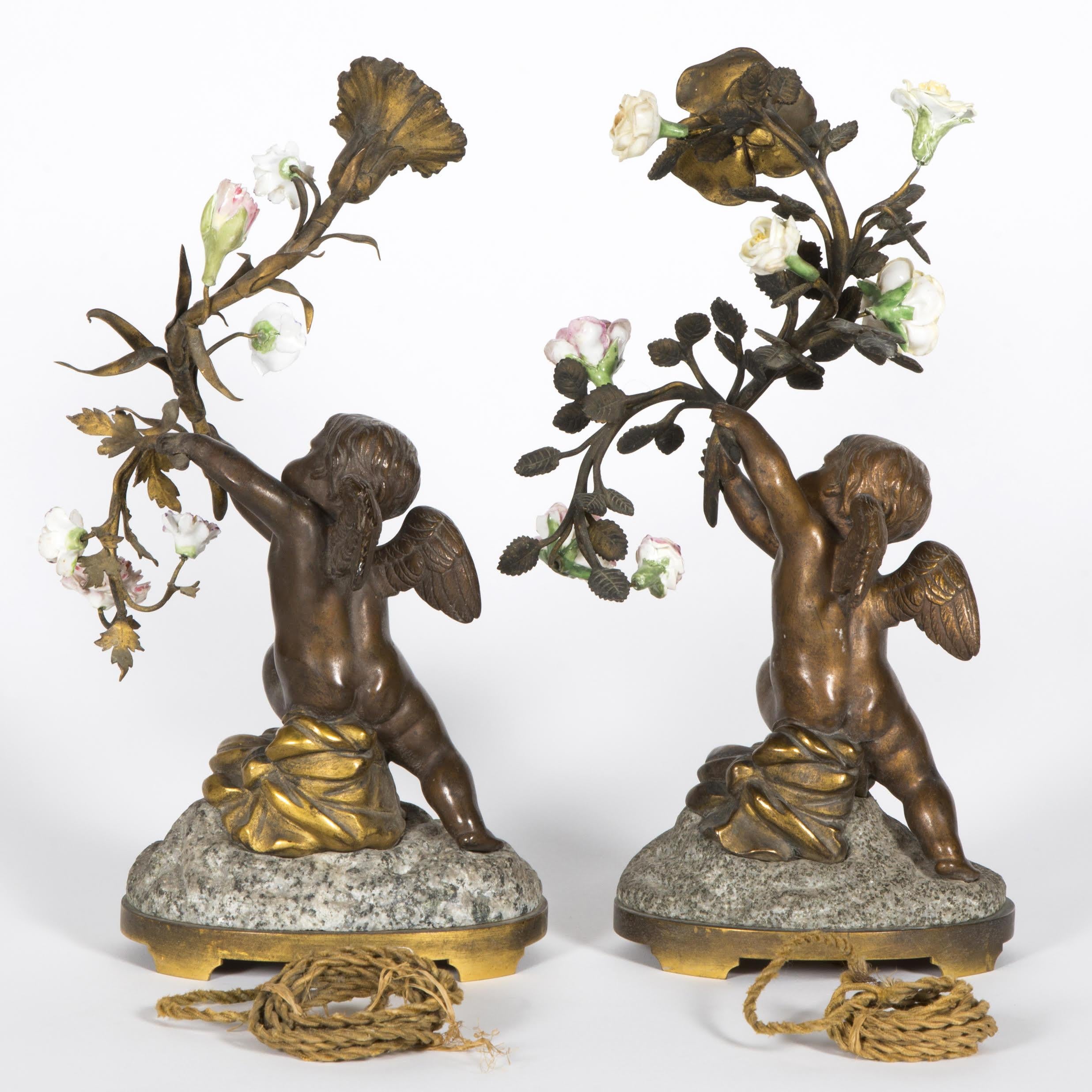 Français Paire de lampes de table en bronze patiné, porcelaine et granit,  19ème siècle. en vente