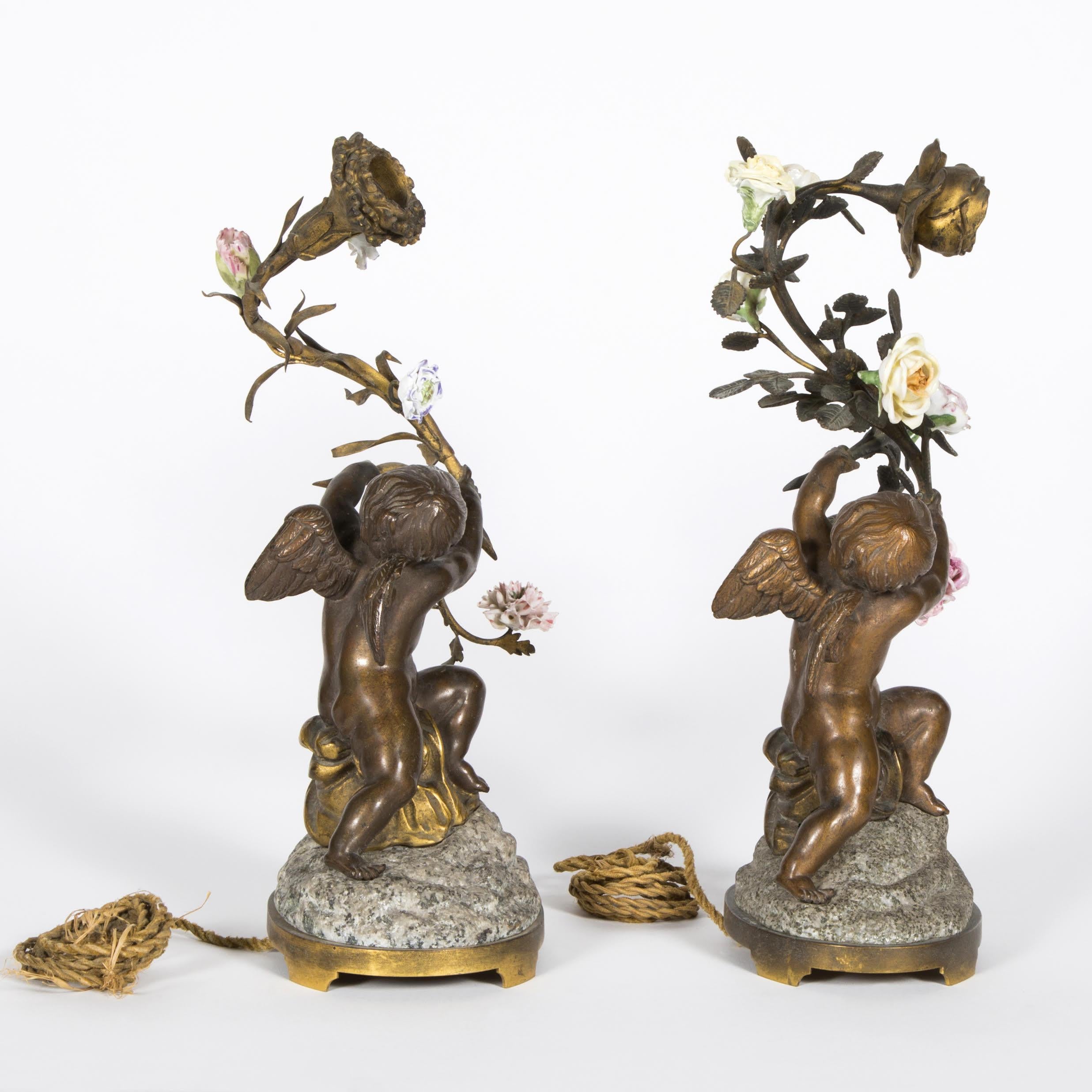 Patiné Paire de lampes de table en bronze patiné, porcelaine et granit,  19ème siècle. en vente