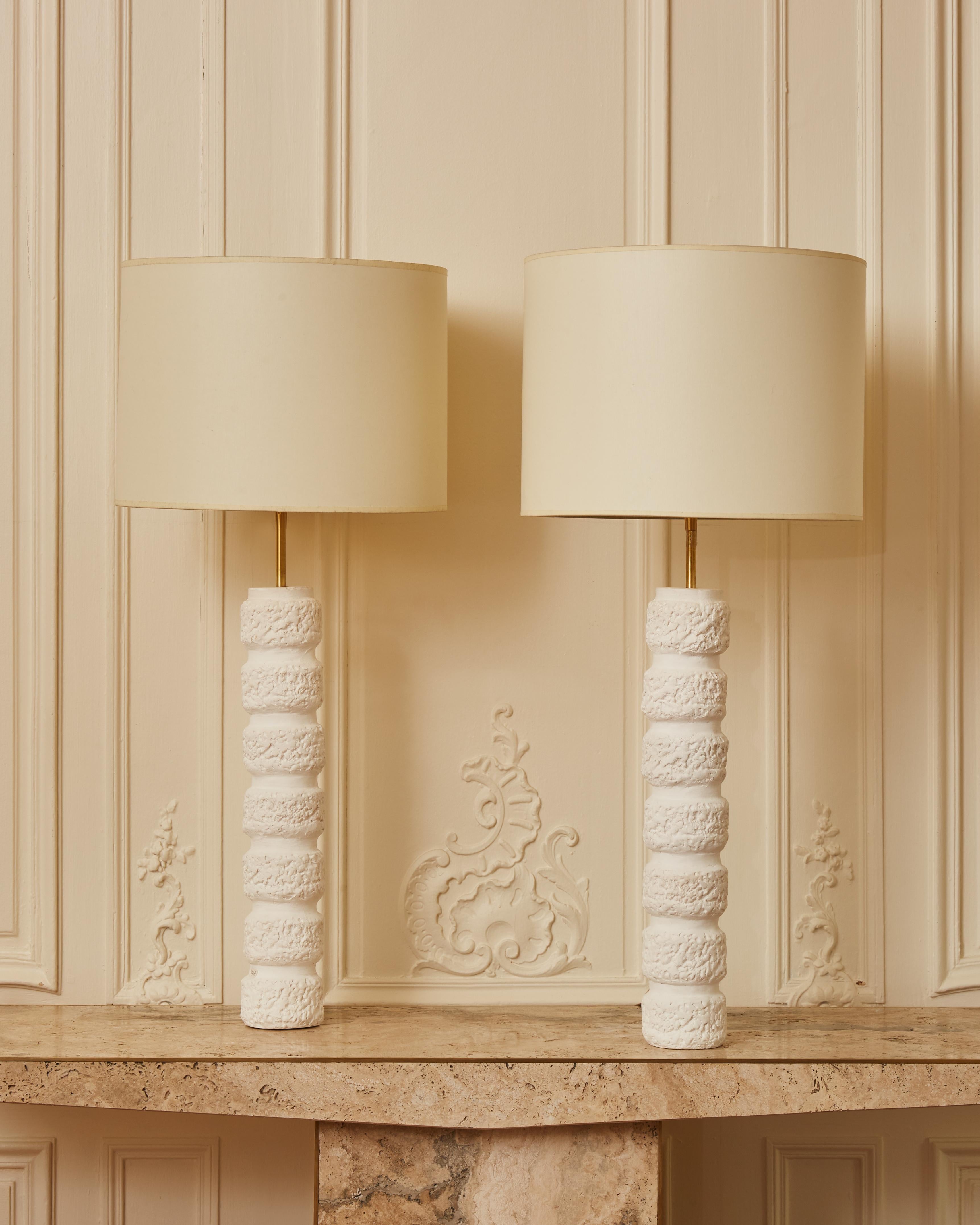Pair of elegant table lamps in sculpted plaster.
Signed by the french artist Lynx. 
2022.