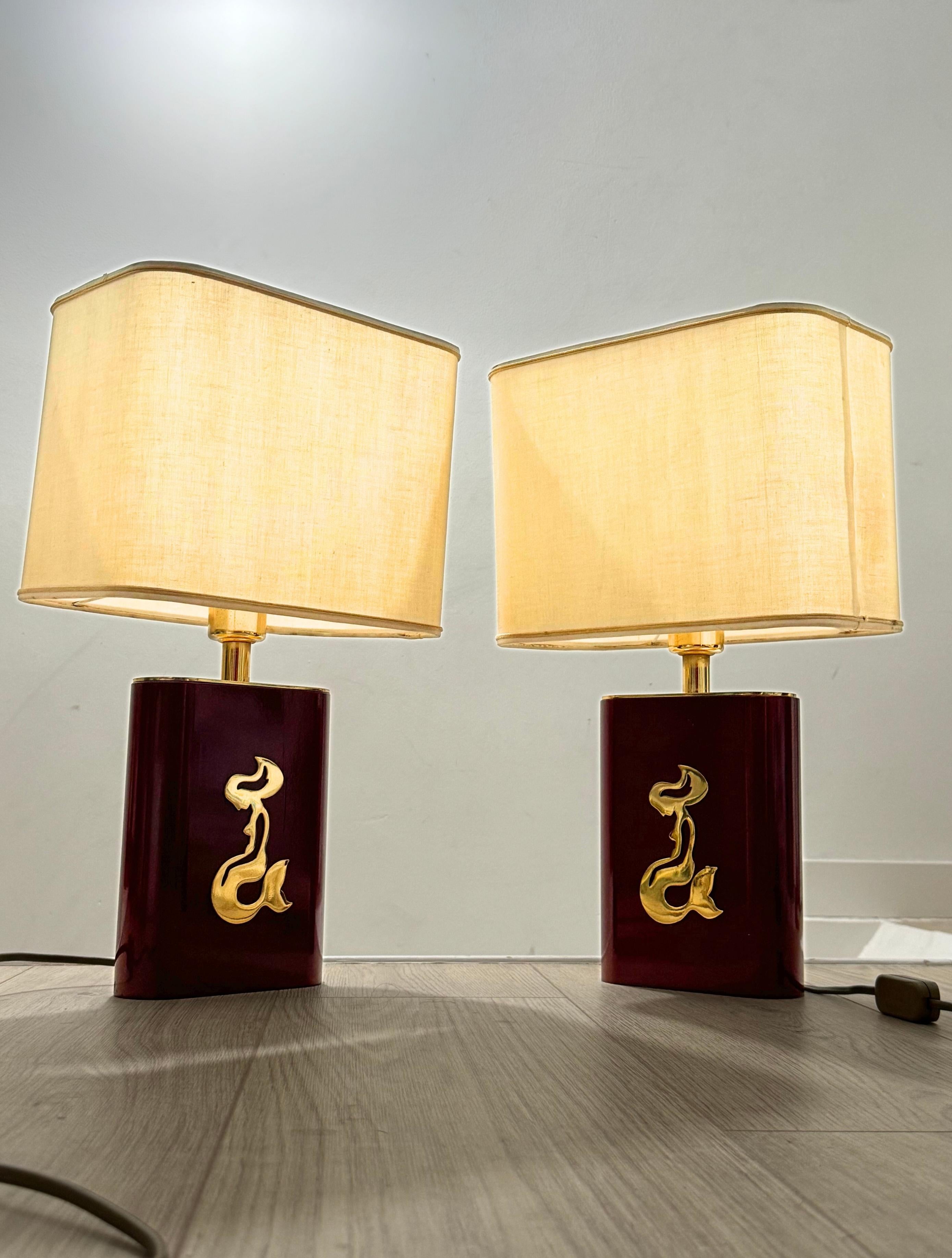 Coppia di lampade da tavolo in lacca rossa e ottone Made in Belgio, circa anni '70 in vendita 2