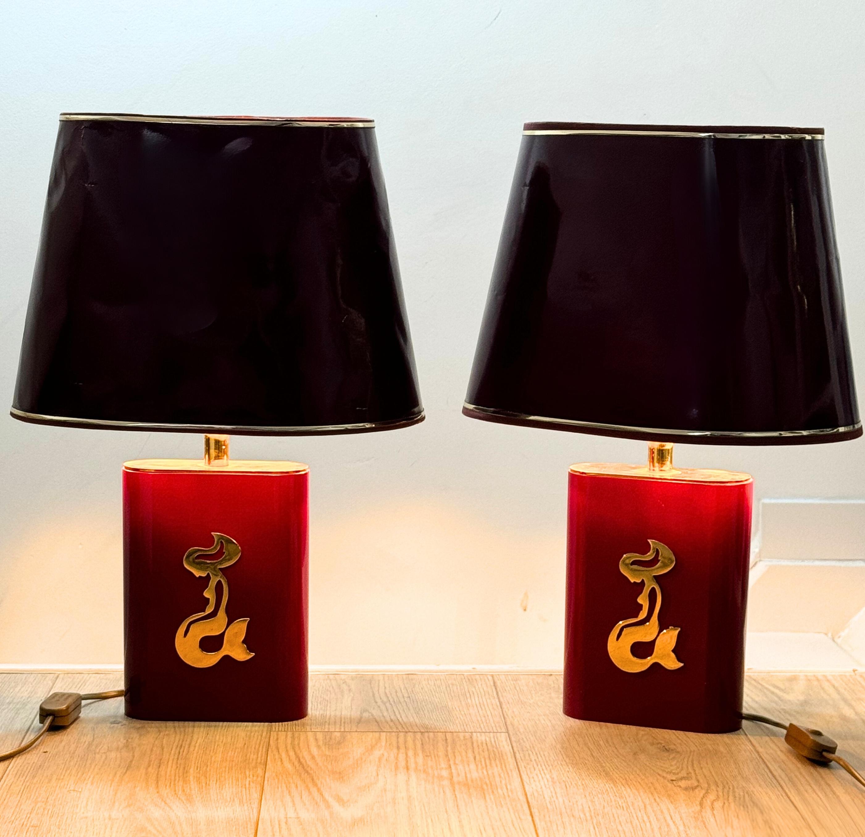 Coppia di lampade da tavolo in lacca rossa e ottone Made in Belgio, circa anni '70 in vendita 3