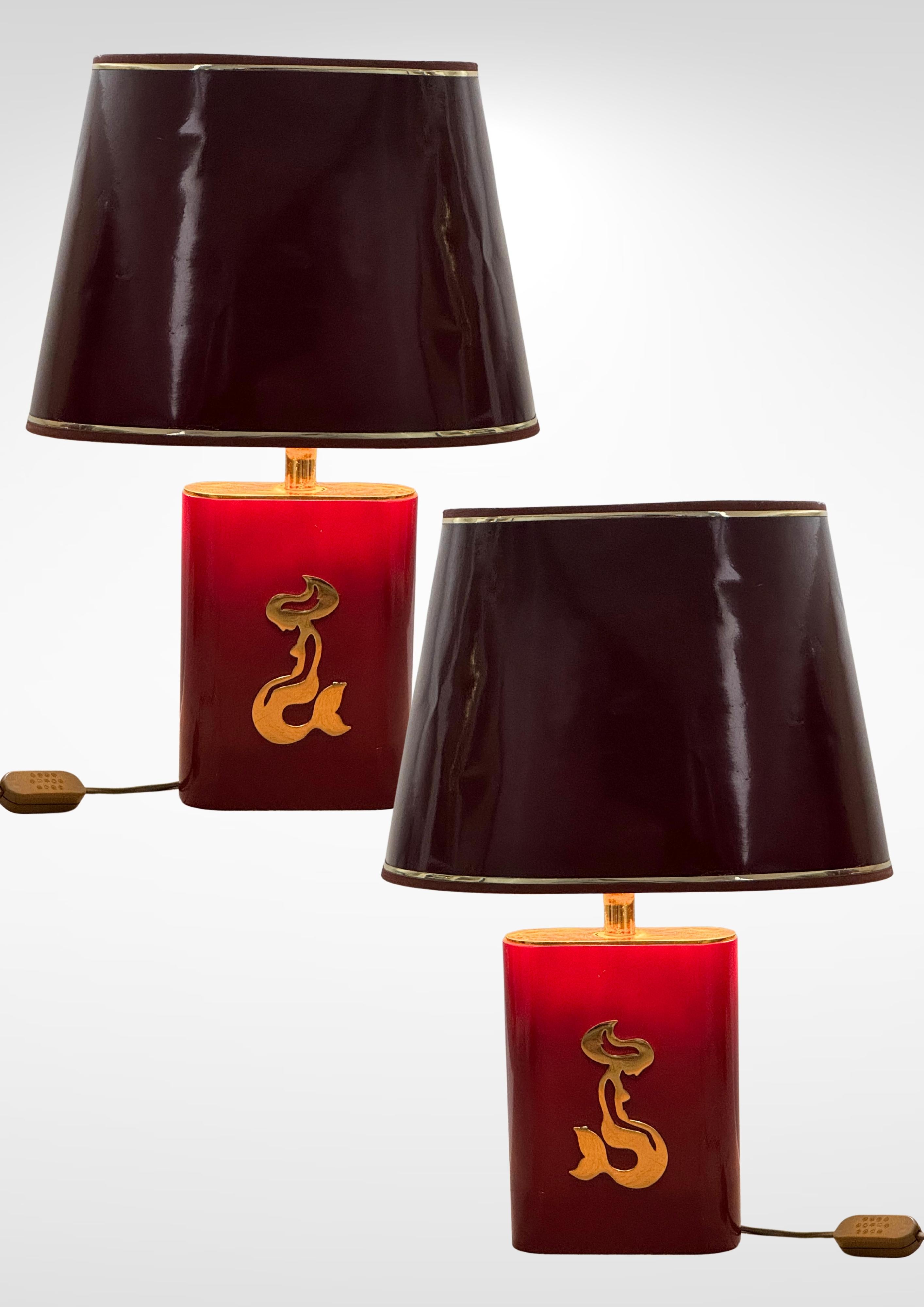 Hollywood Regency Coppia di lampade da tavolo in lacca rossa e ottone Made in Belgio, circa anni '70 in vendita