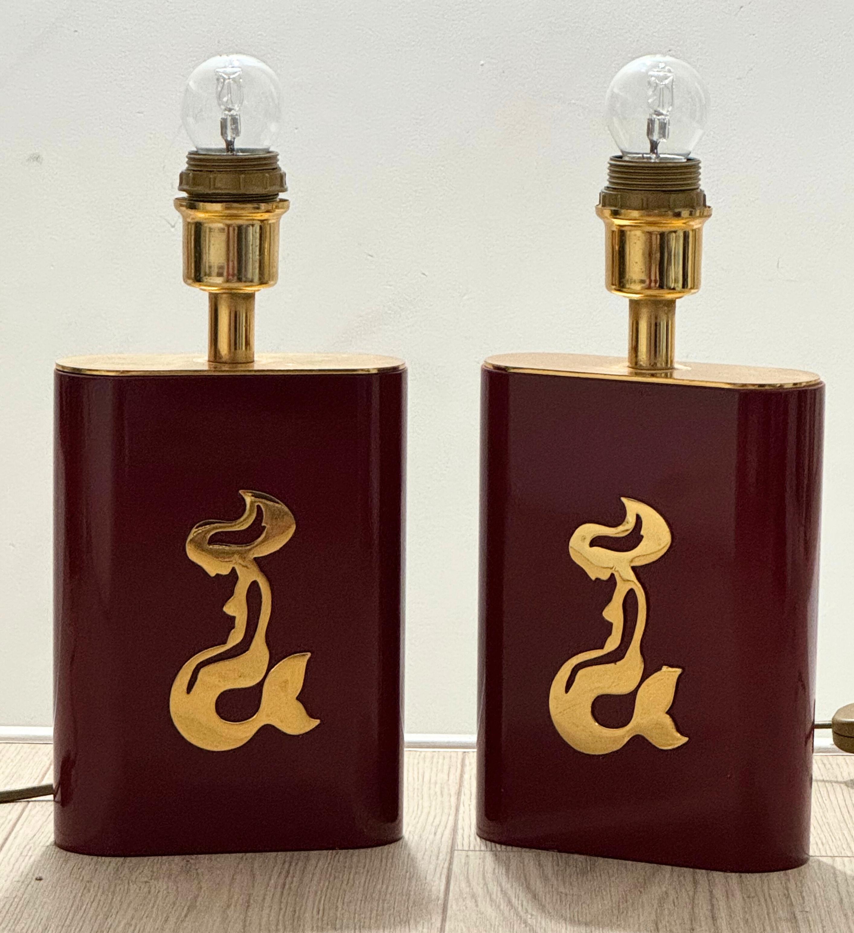 Belga Coppia di lampade da tavolo in lacca rossa e ottone Made in Belgio, circa anni '70 in vendita