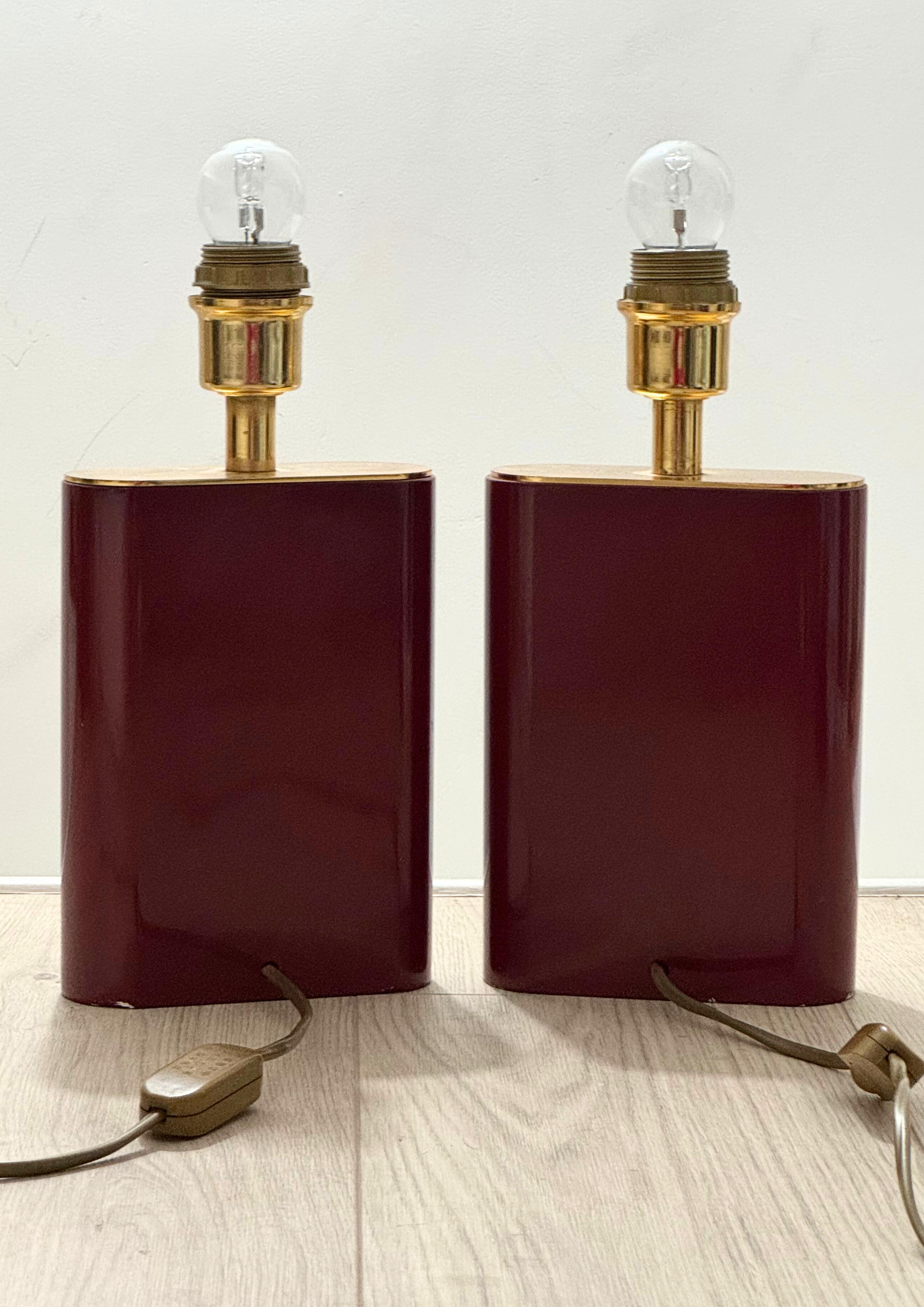 XX secolo Coppia di lampade da tavolo in lacca rossa e ottone Made in Belgio, circa anni '70 in vendita