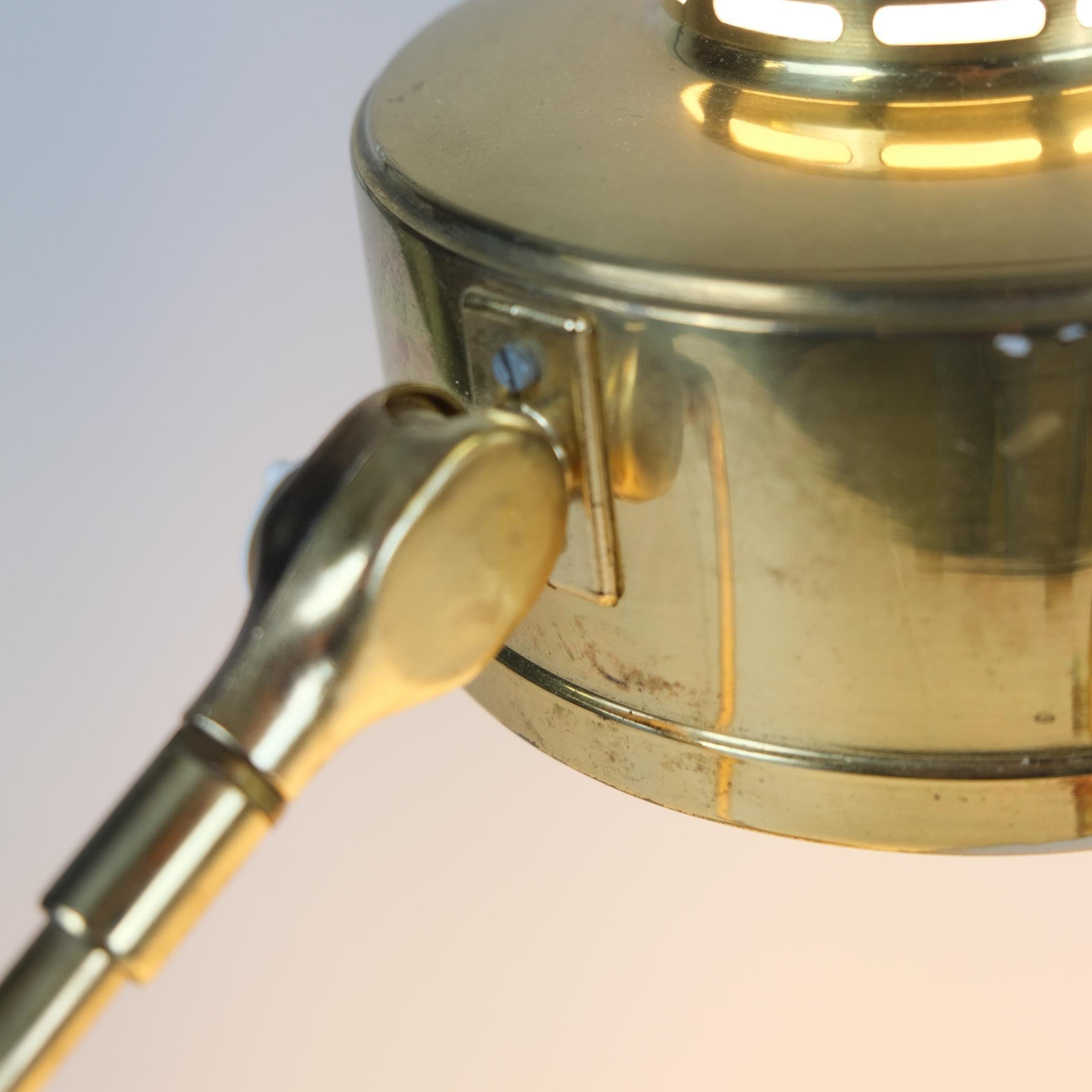 Laiton Paire de lampes de table en teck et laiton, Skellefteå BJS, Suède années 1960 en vente