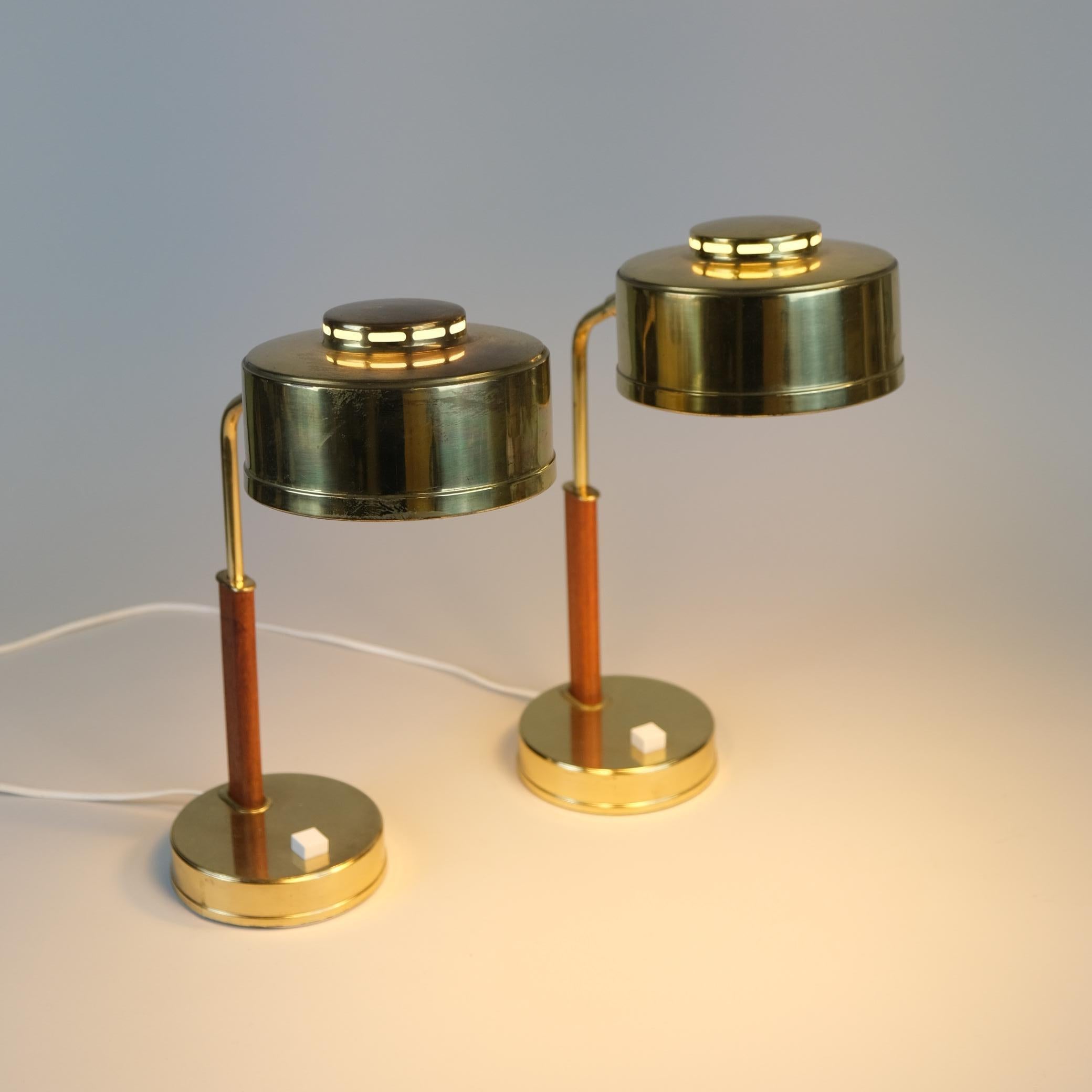 Paire de lampes de table en teck et laiton, Skellefteå BJS, Suède années 1960 en vente 1
