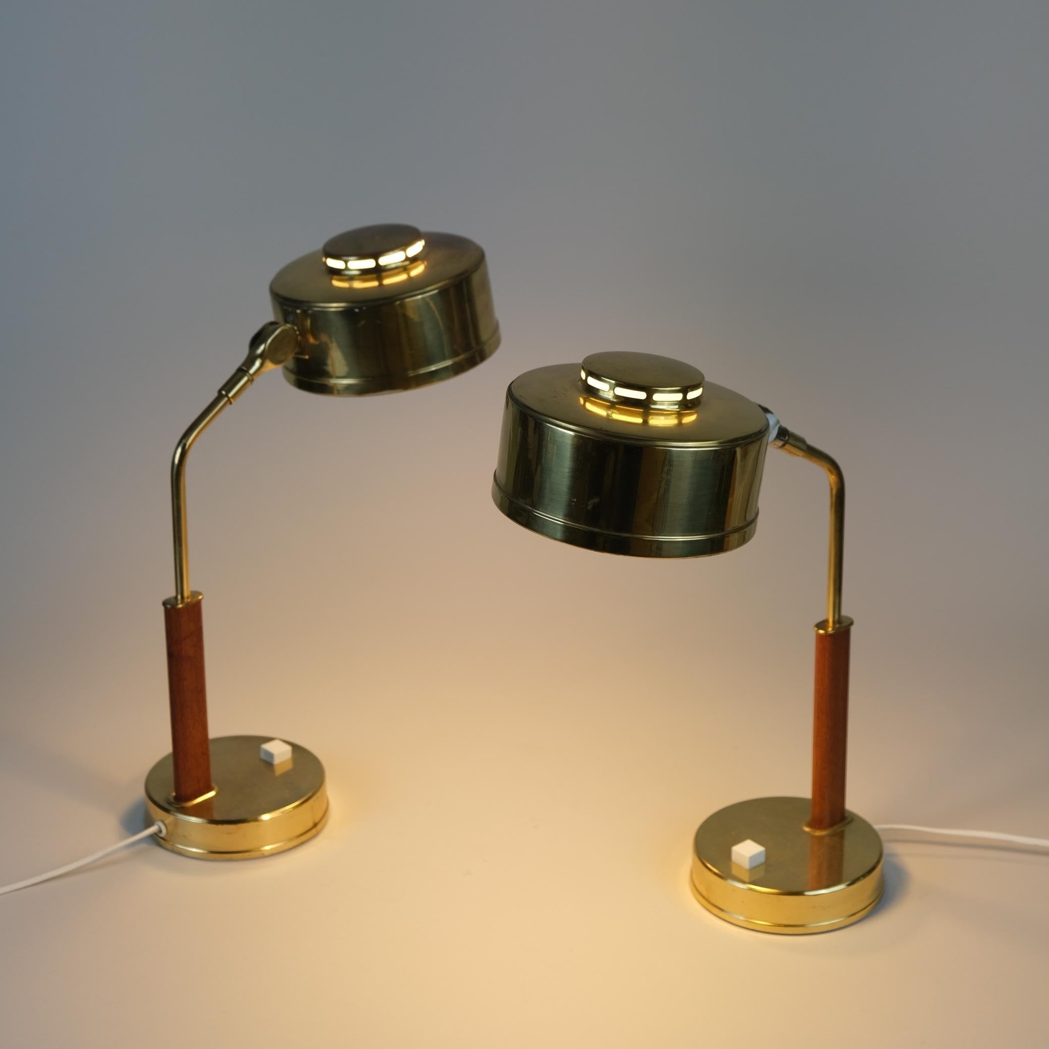 Paire de lampes de table en teck et laiton du milieu du siècle, produites par Bäcklunds Järn & Smide Skellefteå en Suède dans les années 1960. Les lampes sont dotées d'abat-jours en laiton qui peuvent être réglés dans différents angles (voir les