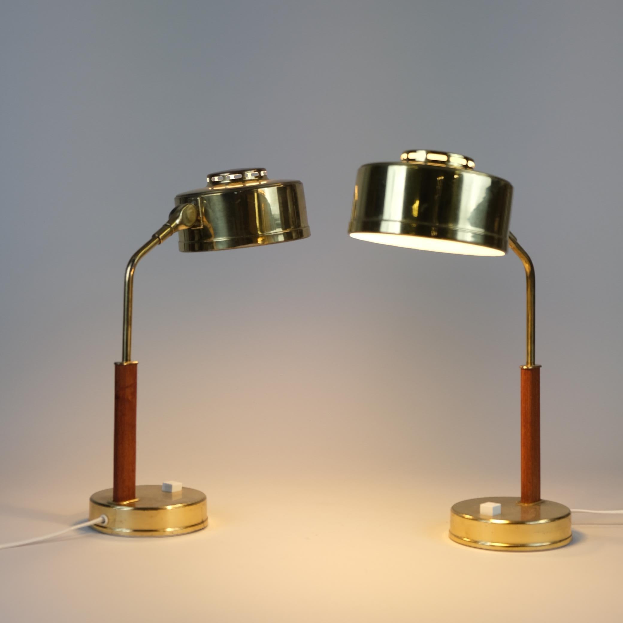 Mid-Century Modern Paire de lampes de table en teck et laiton, Skellefteå BJS, Suède années 1960 en vente