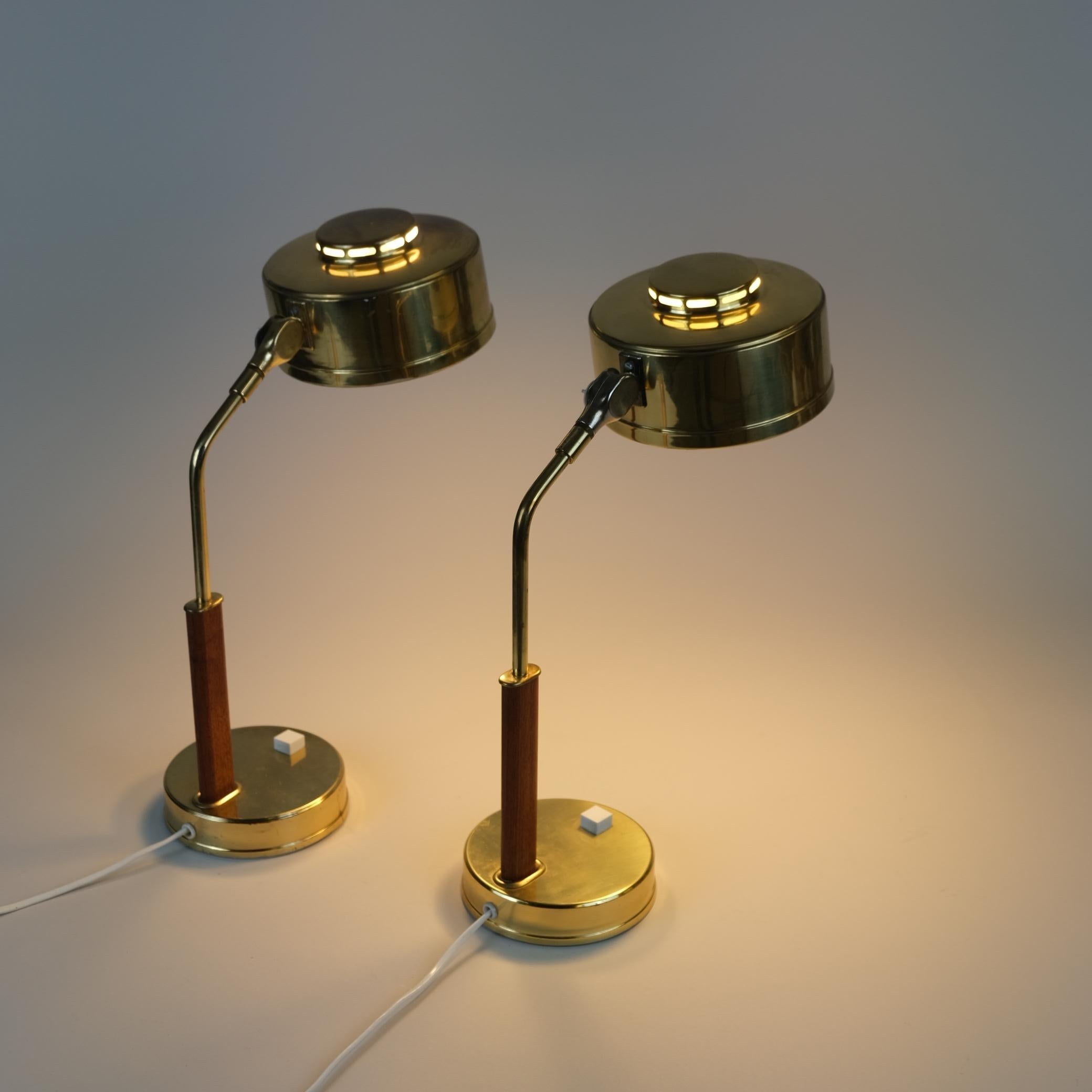 Suédois Paire de lampes de table en teck et laiton, Skellefteå BJS, Suède années 1960 en vente