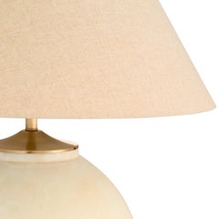 Coppia di lampade da tavolo in terracotta, color sabbia e ottone spazzolato.
