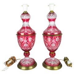 Ein Paar Tischlampen in Form von geschnitzten roten Glasvasen