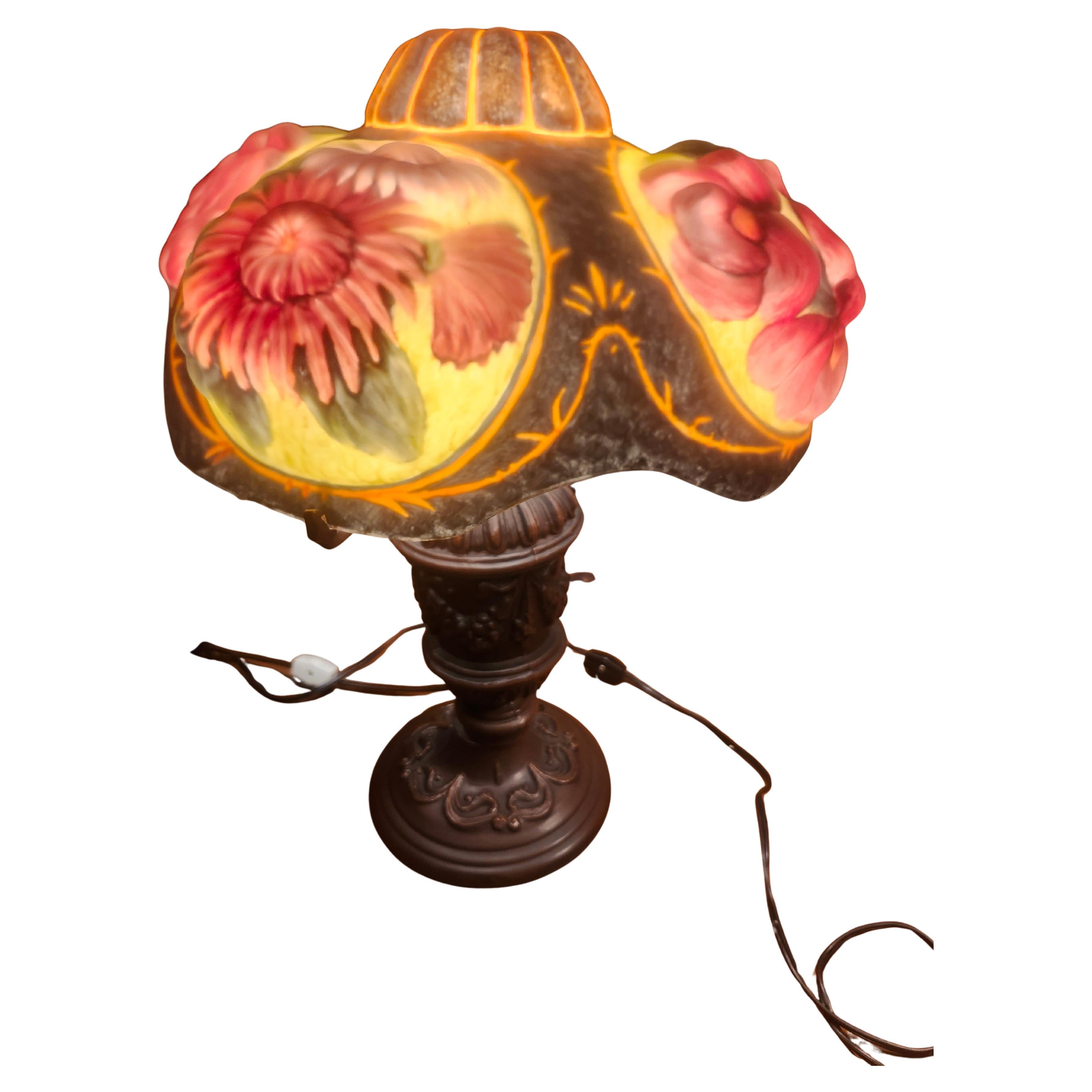 Paire de lampes de style Arts and Crafts avec des abat-jours en verre très colorés avec des décorations florales peintes à la main et reposant sur des bases en bronze magnifiquement moulées. Dans le style de la verrerie de pairpoint, avec des