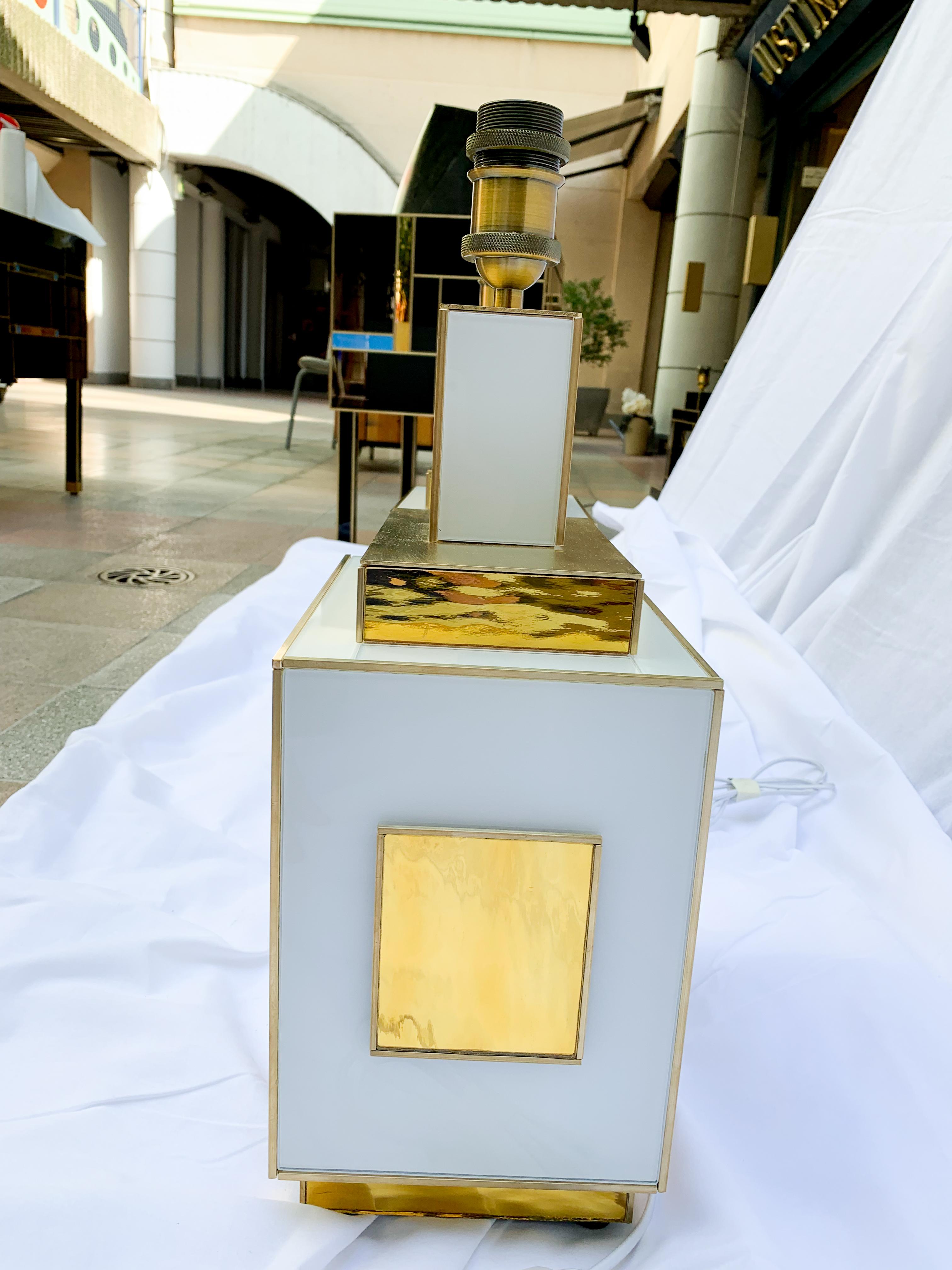 Paar Tischlampen aus weiß und goldfarben getöntem Glas im Zustand „Gut“ im Angebot in Saint ouen, FR