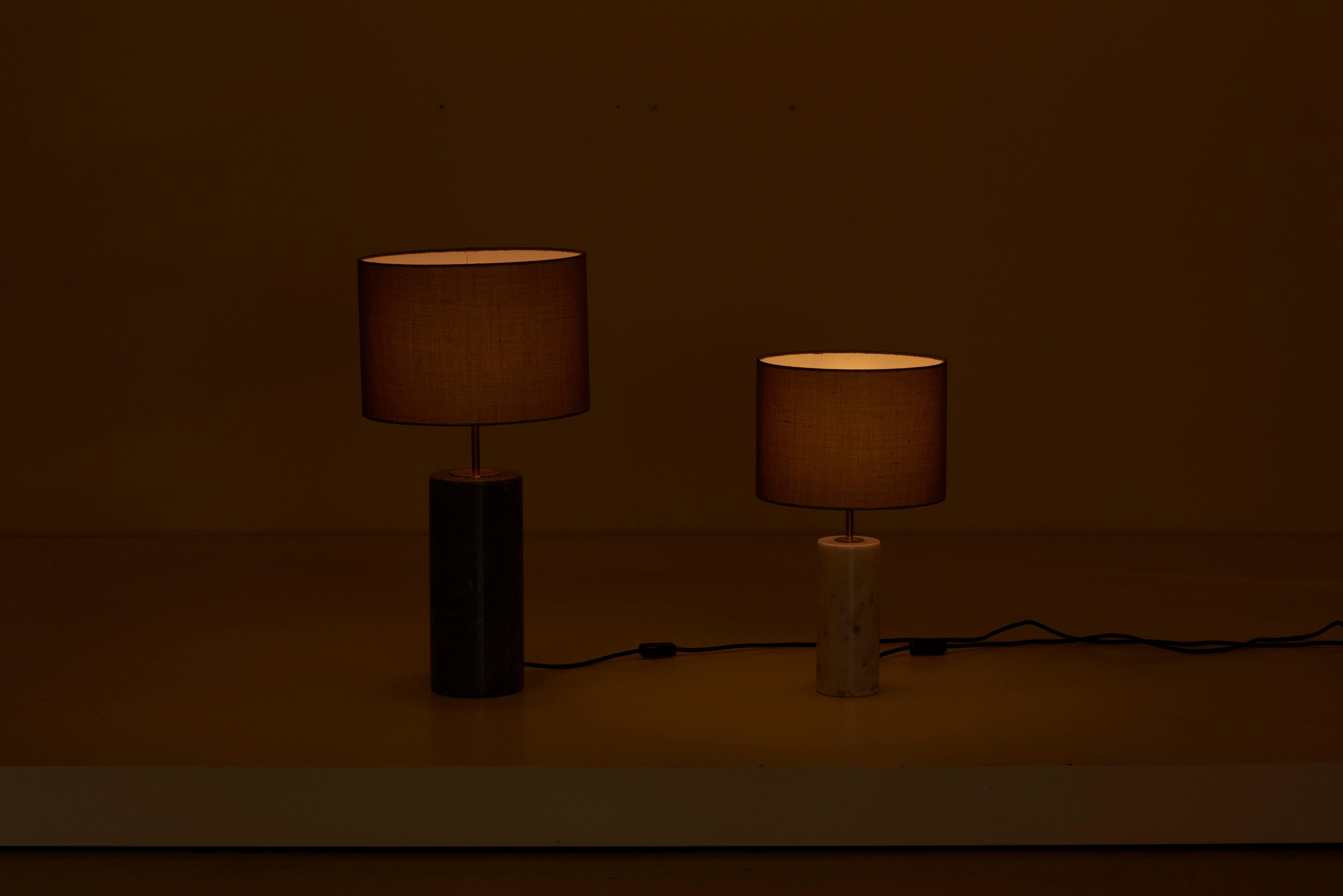 Paire de lampes de table en marbre blanc et gris à la manière de Florence Knoll.

Les mesures pour le plus petit sont :
Dm 54 cm x H 30,5 cm (Dm 21.26 in. x H 12.01 in.).
1 x ampoules E27 chacune.

Pour plus de sécurité, la lampe doit être
