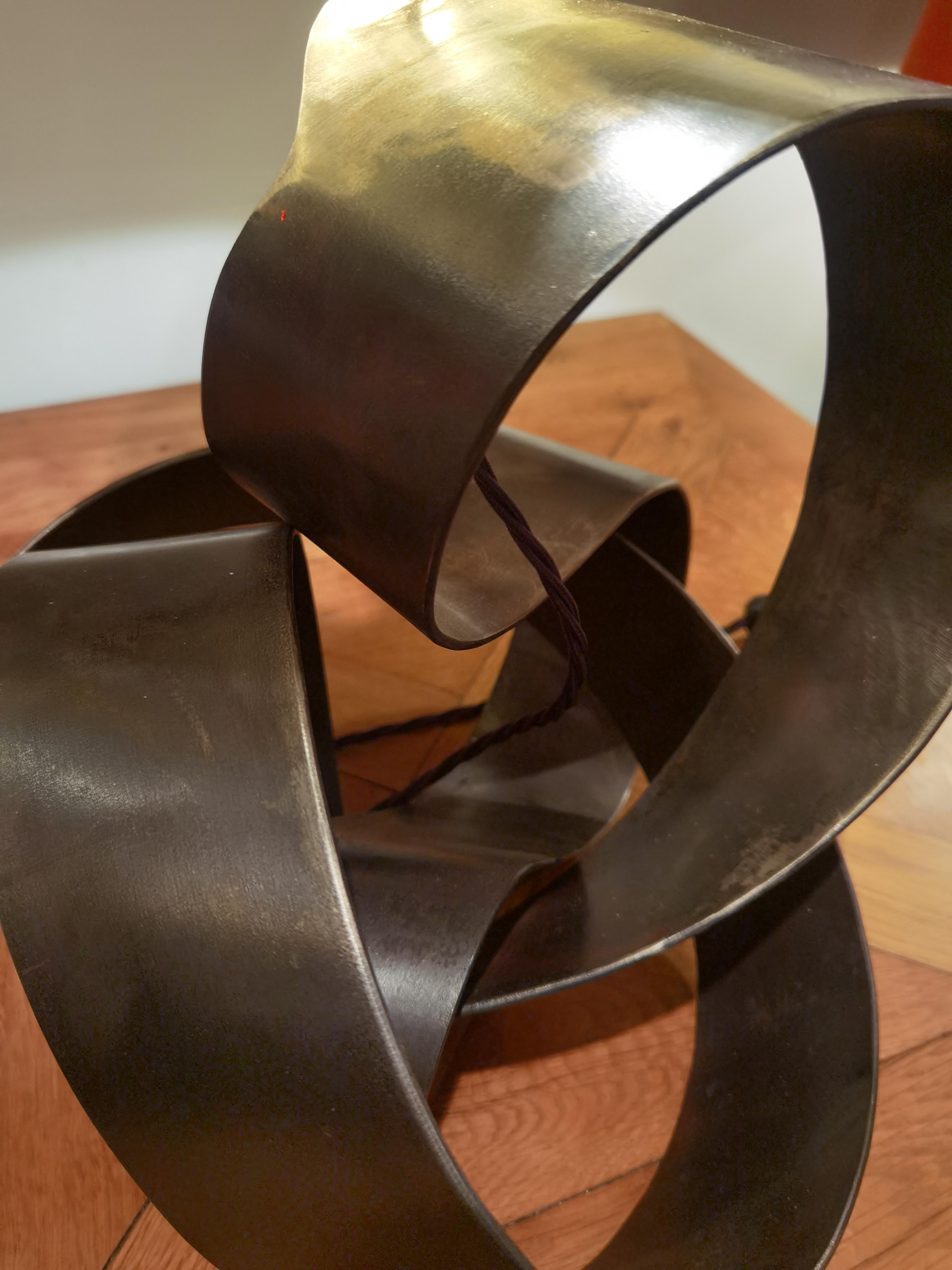 Paire de lampes de table en fer entièrement réalisées à la main par l'artiste ferronnier . Produit à Kitzbuehel en Autriche dans le style de la modernité du milieu du siècle pour Sofina Boutique Kitzbühel. Le fer est naturellement brossé et non