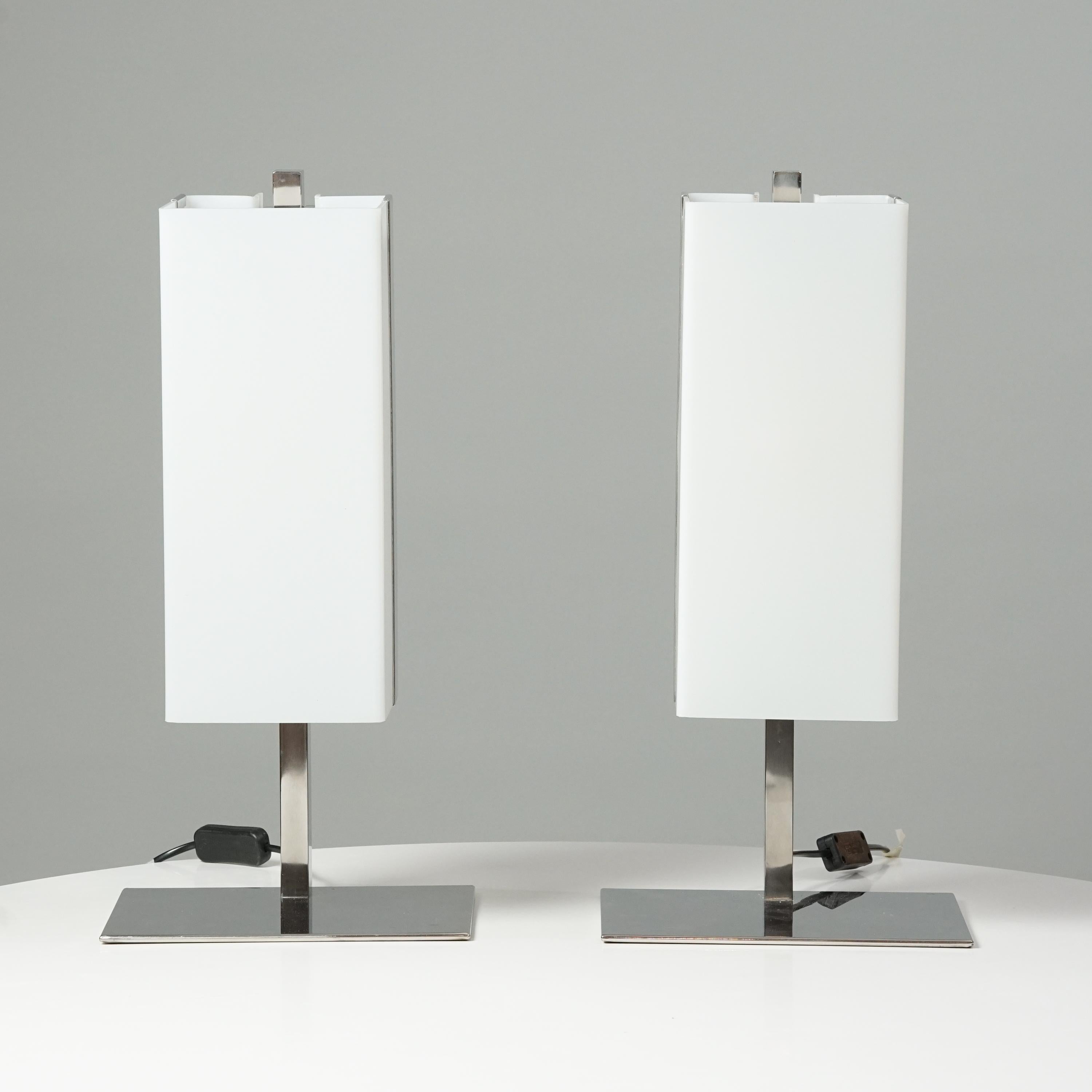 Paire de lampes de table, conçues par Lars-Gunnar Nordström, fabriquées par Metallimestarit, années 1970. Marqué. Cadre en métal avec abat-jour en acrylique. Bon état vintage, patine mineure correspondant à l'âge et à l'utilisation. Les lampes de