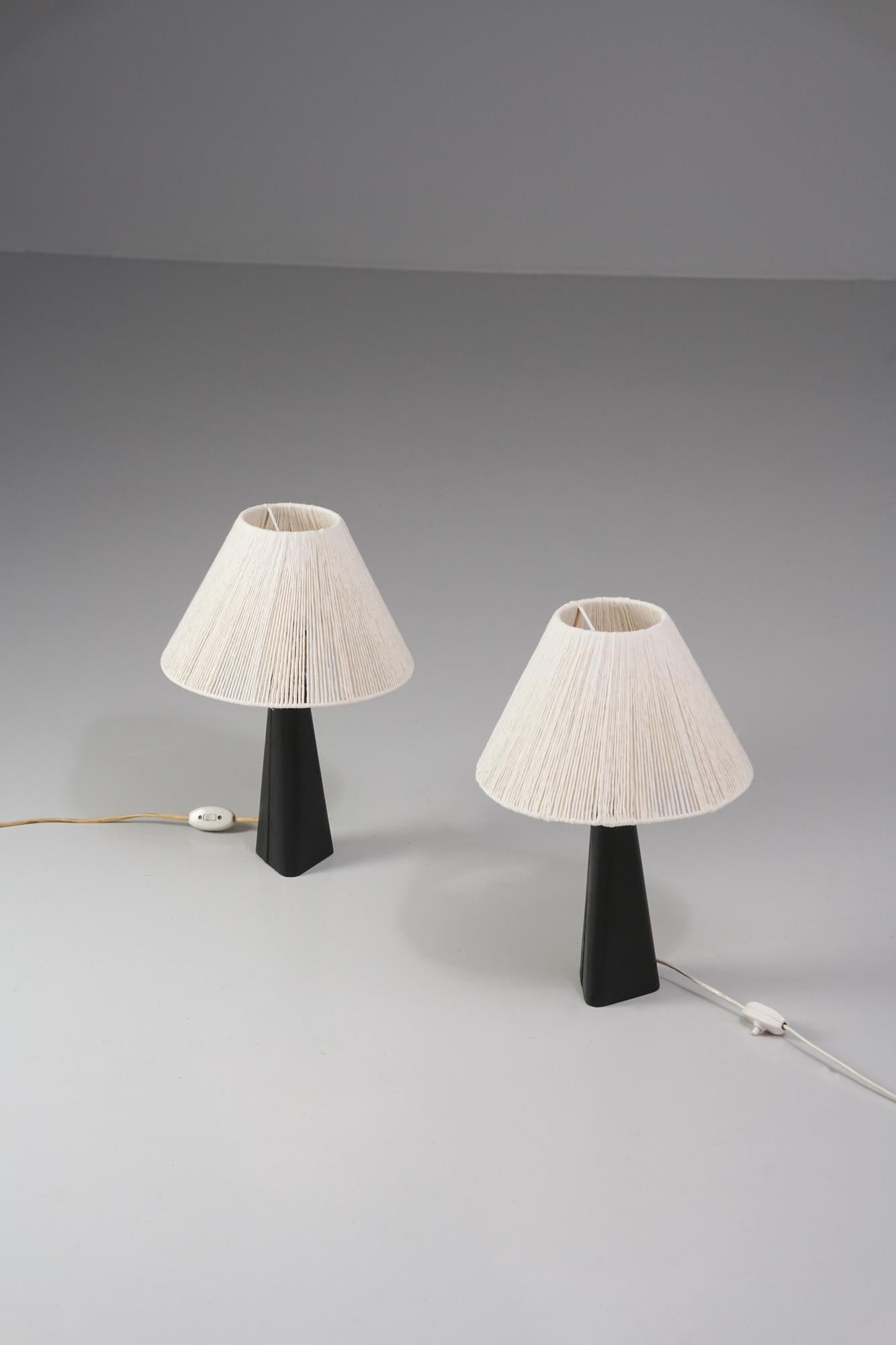 Ein Paar Tischlampen, entworfen von Lisa Johansson-Pape, hergestellt von Orno Oy, 1950er Jahre. Schöner Rahmen aus patiniertem Leder mit Messingdetails, Schirme aus Wollgarn. Guter Vintage-Zustand, Patina im Einklang mit Alter und Gebrauch. Die