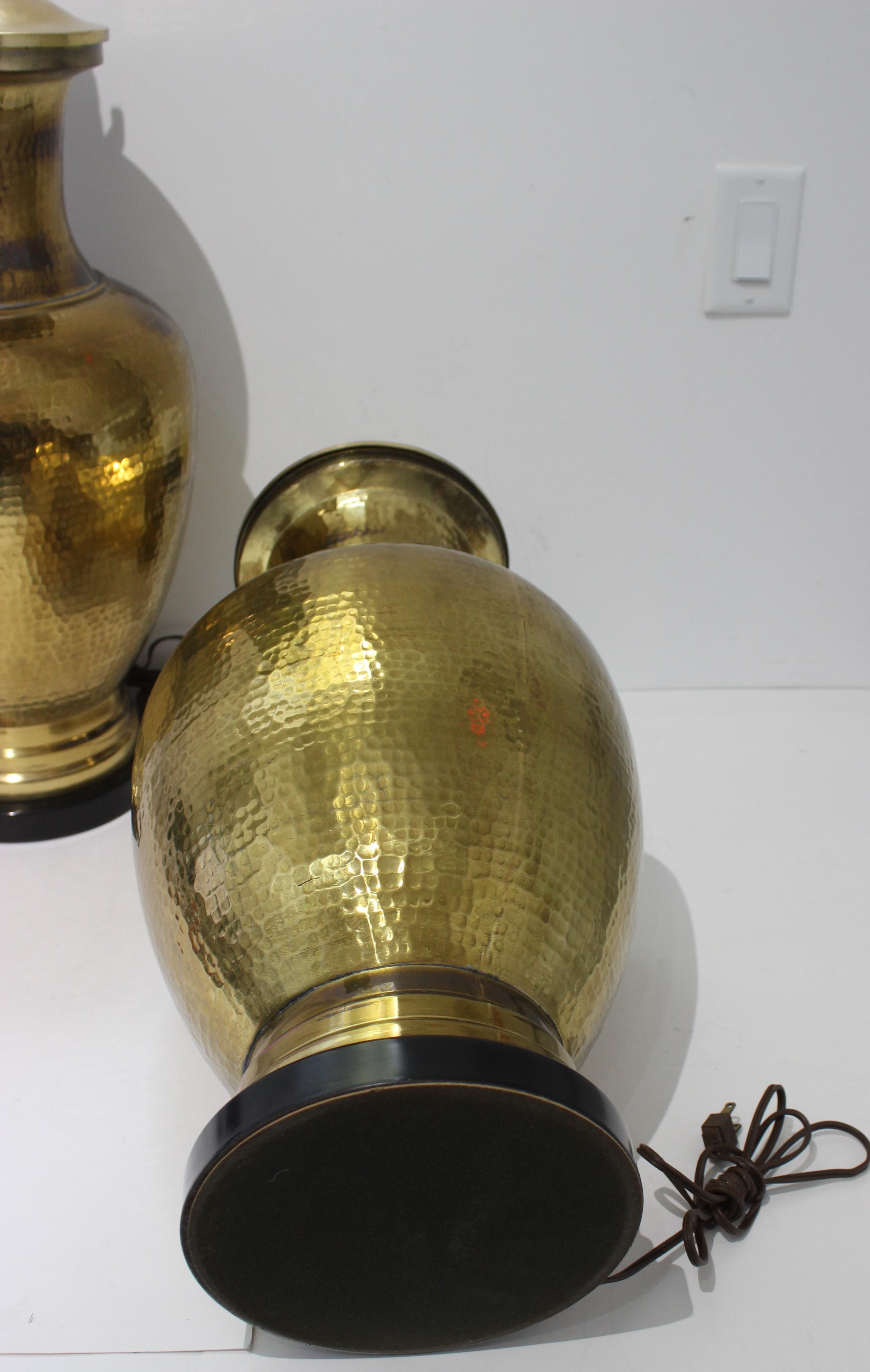 Ein Paar Tischlampen aus handgefertigten Vasen aus gehämmertem Messing im Angebot 7
