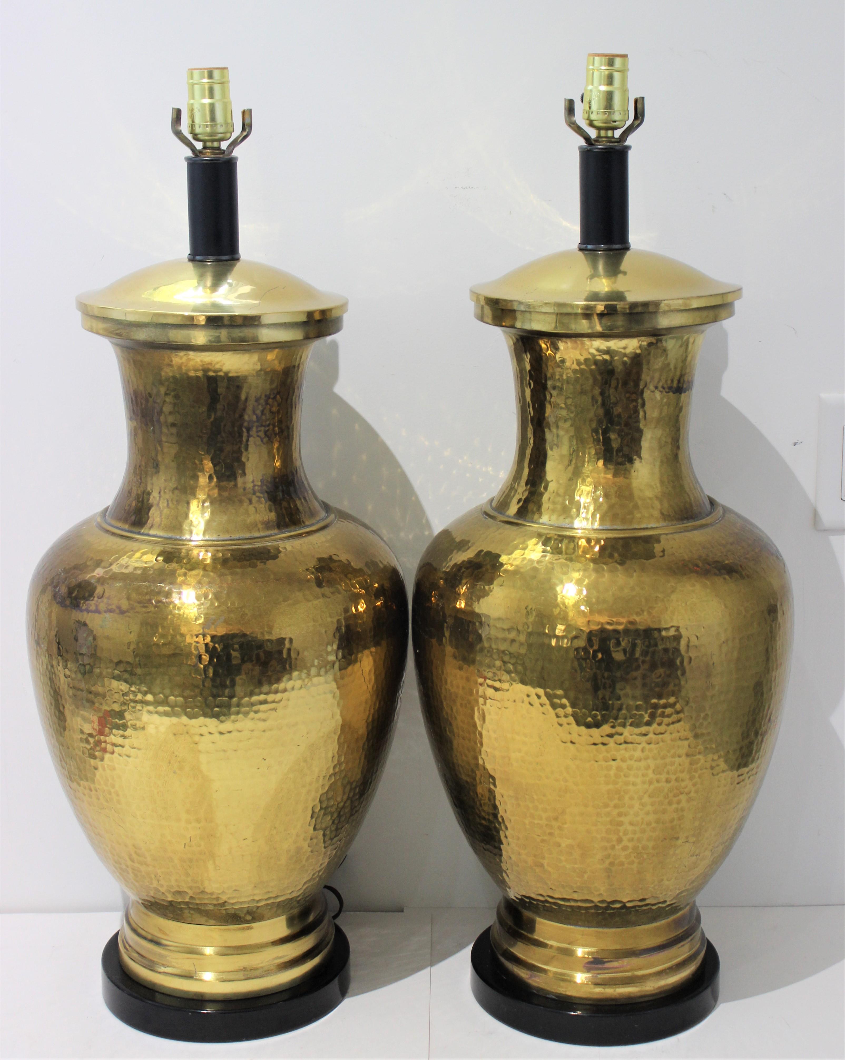Grandi lampade da tavolo della metà del secolo scorso ricavate da vasi artigianali in ottone martellato - una coppia - provenienti da una tenuta di Palm Beach

Nota: dimensioni complessive, altezza fino alla parte superiore della presa 29,50