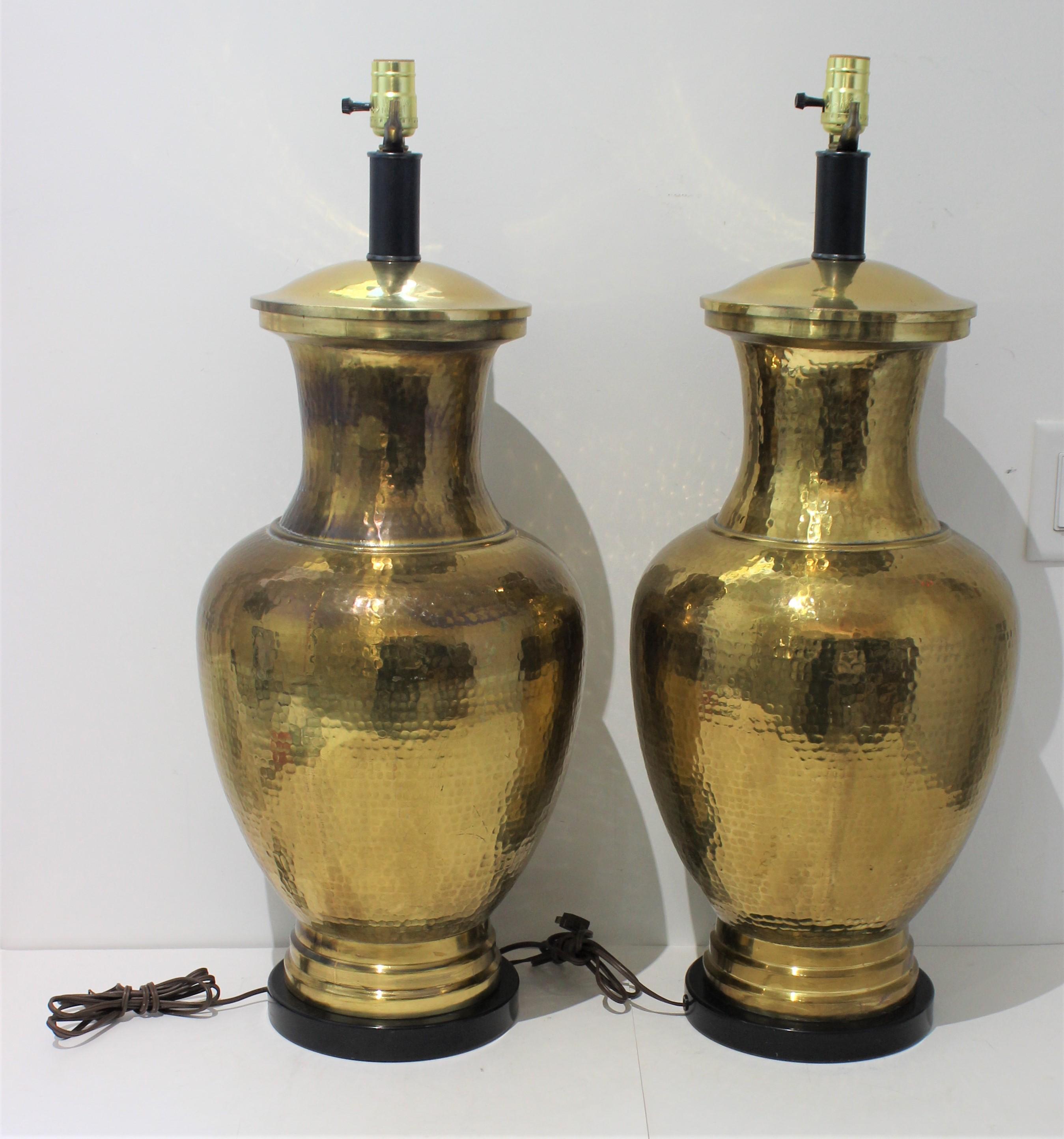 Ein Paar Tischlampen aus handgefertigten Vasen aus gehämmertem Messing (Moderne der Mitte des Jahrhunderts) im Angebot