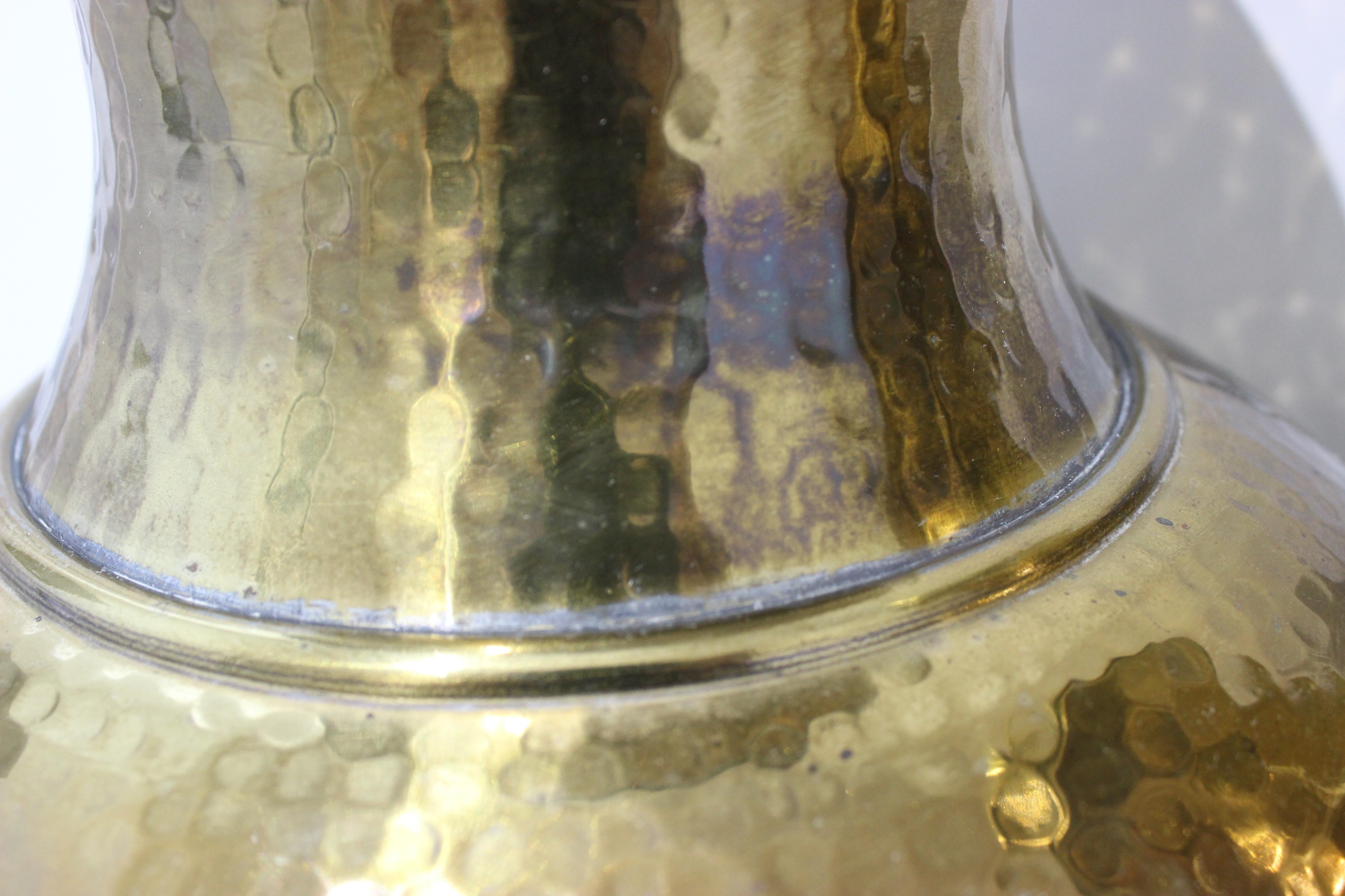Ein Paar Tischlampen aus handgefertigten Vasen aus gehämmertem Messing (20. Jahrhundert) im Angebot