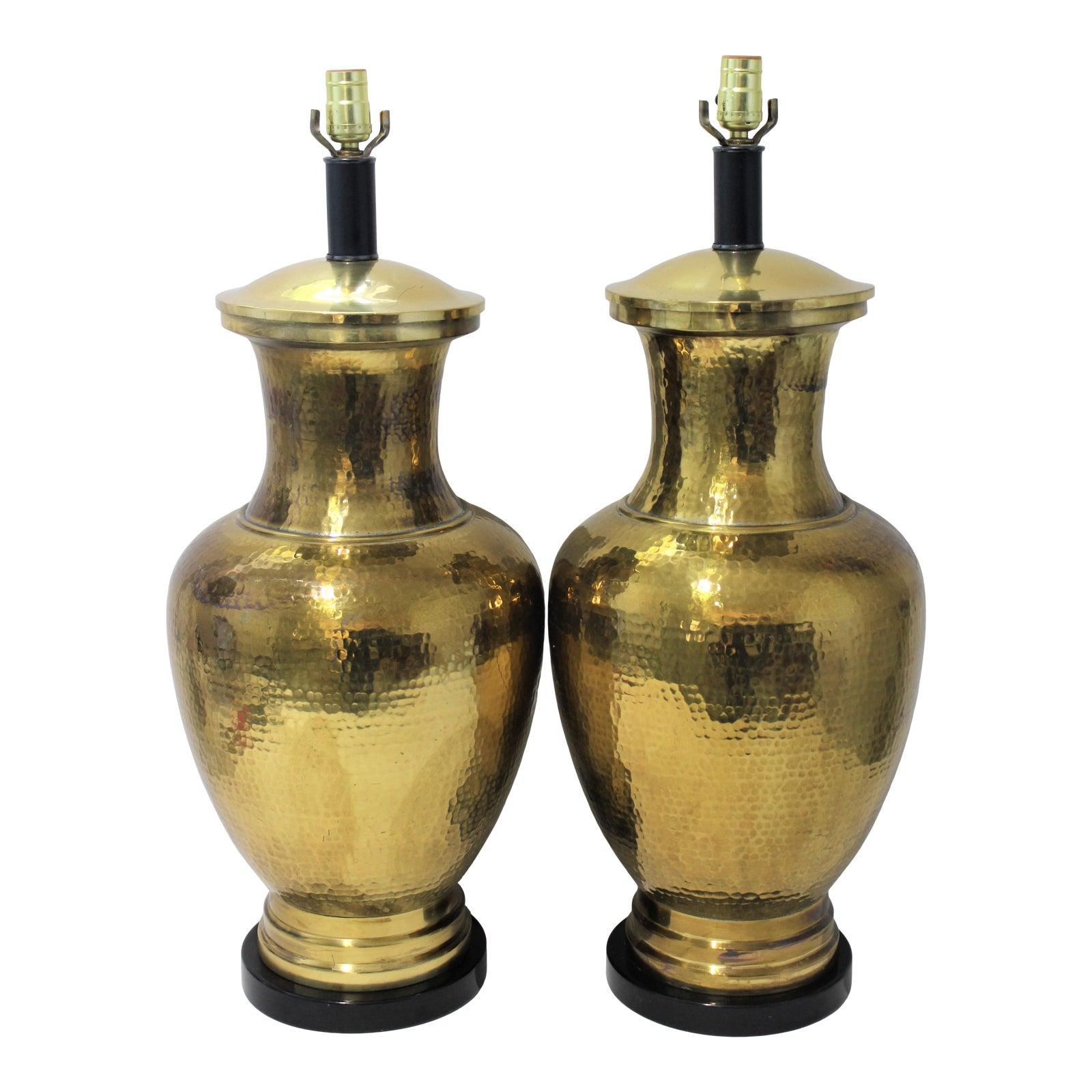 Ein Paar Tischlampen aus handgefertigten Vasen aus gehämmertem Messing