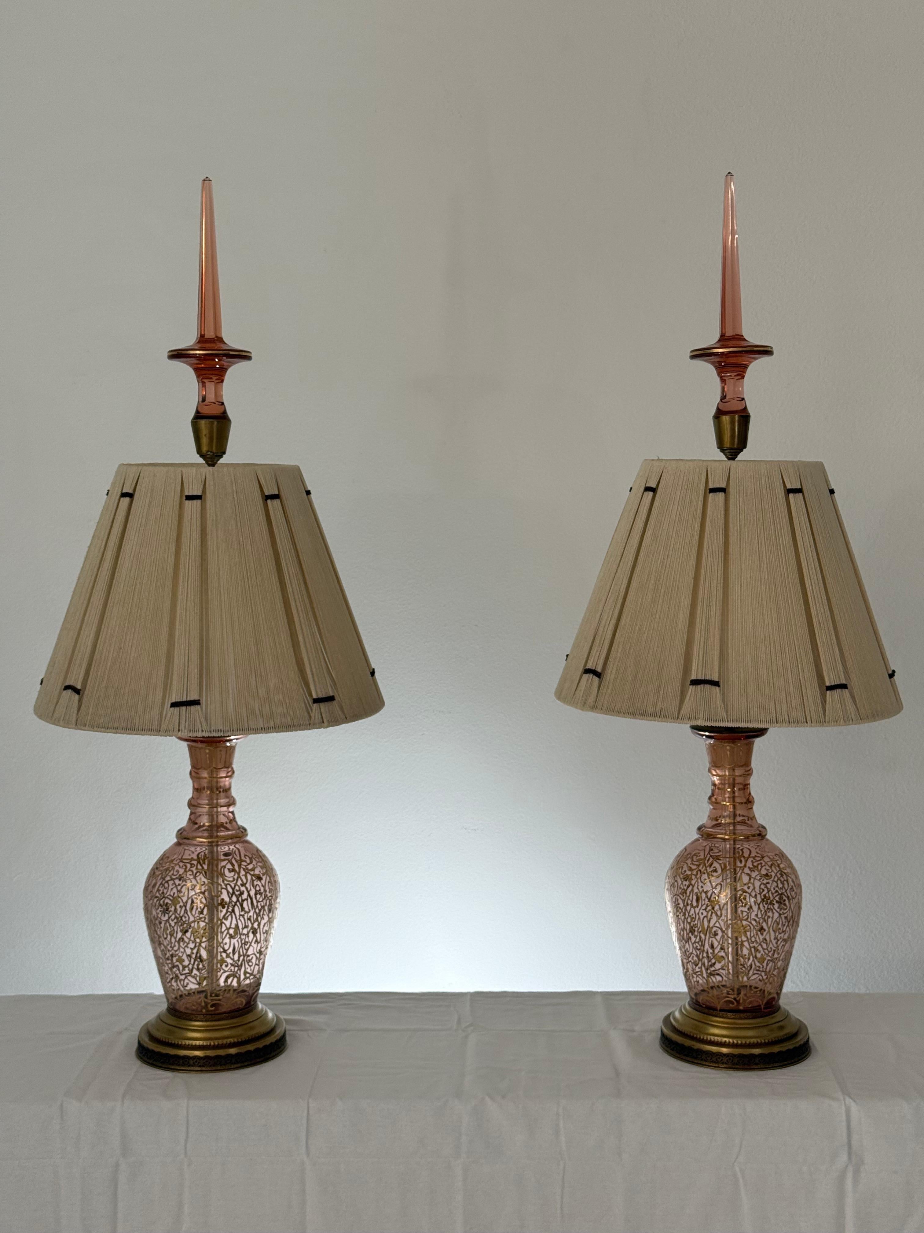 Ein Paar Tischlampen aus Moser-Glaskaraffen mit Fadenschirmen aus den 1970er Jahren im Angebot 3