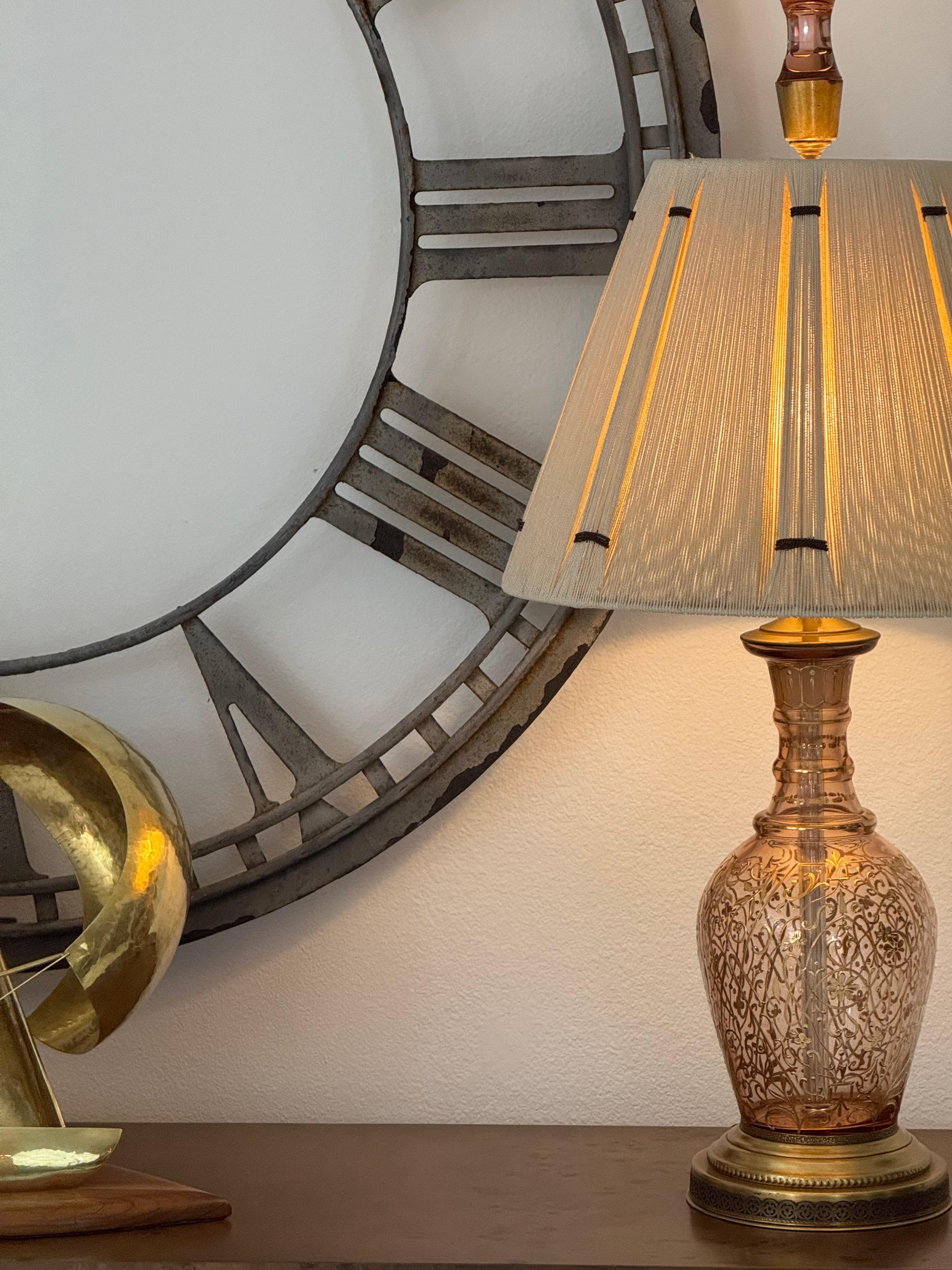 Ein Paar Tischlampen aus Moser-Glaskaraffen mit Fadenschirmen aus den 1970er Jahren im Angebot 8