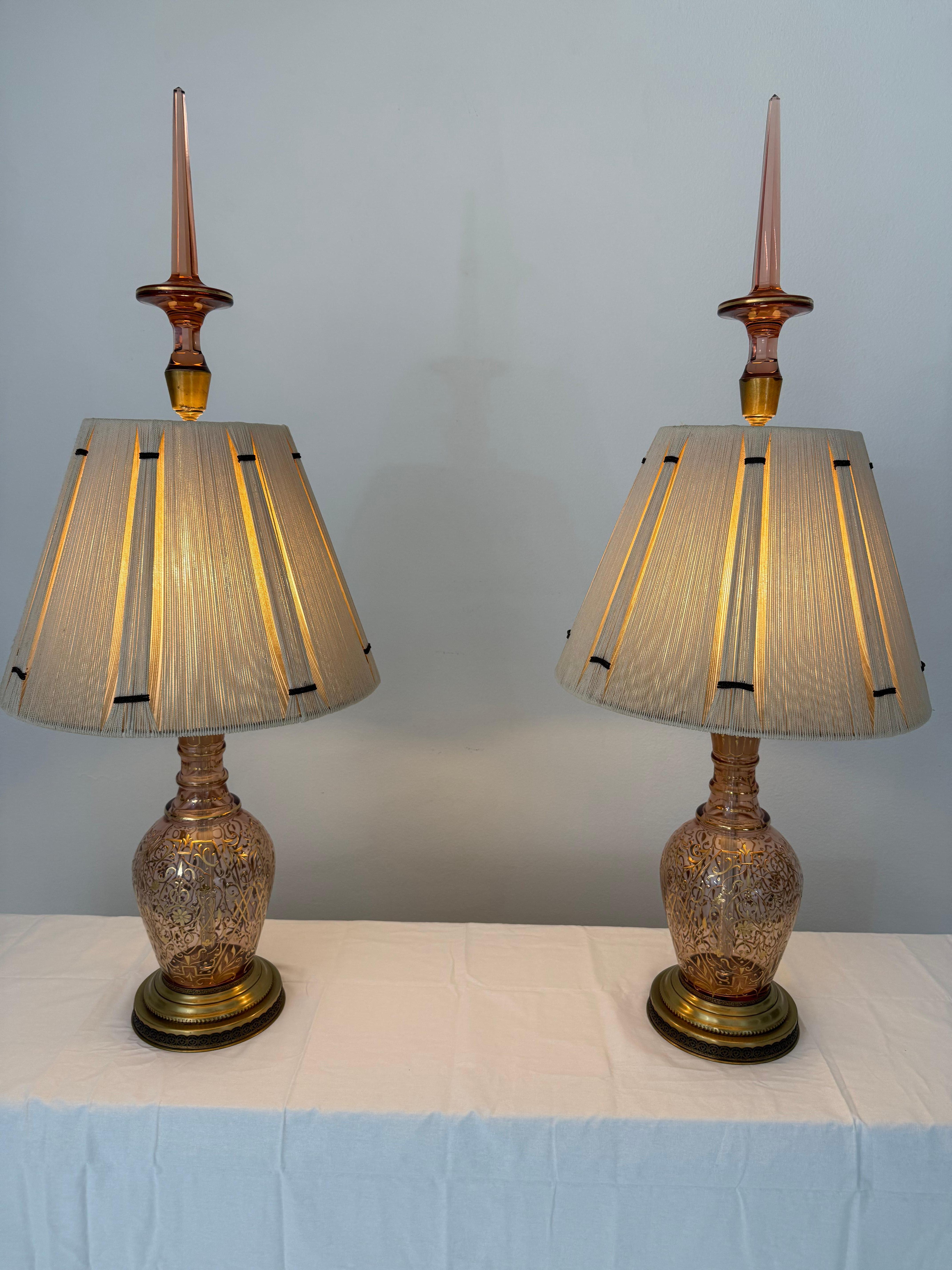 Ein auffälliges und skulpturales Paar Tischlampen aus detailreichen türkischen Moser-Glaskaraffen mit aufwändiger floraler Ätzung und facettierten Stöpseln (17