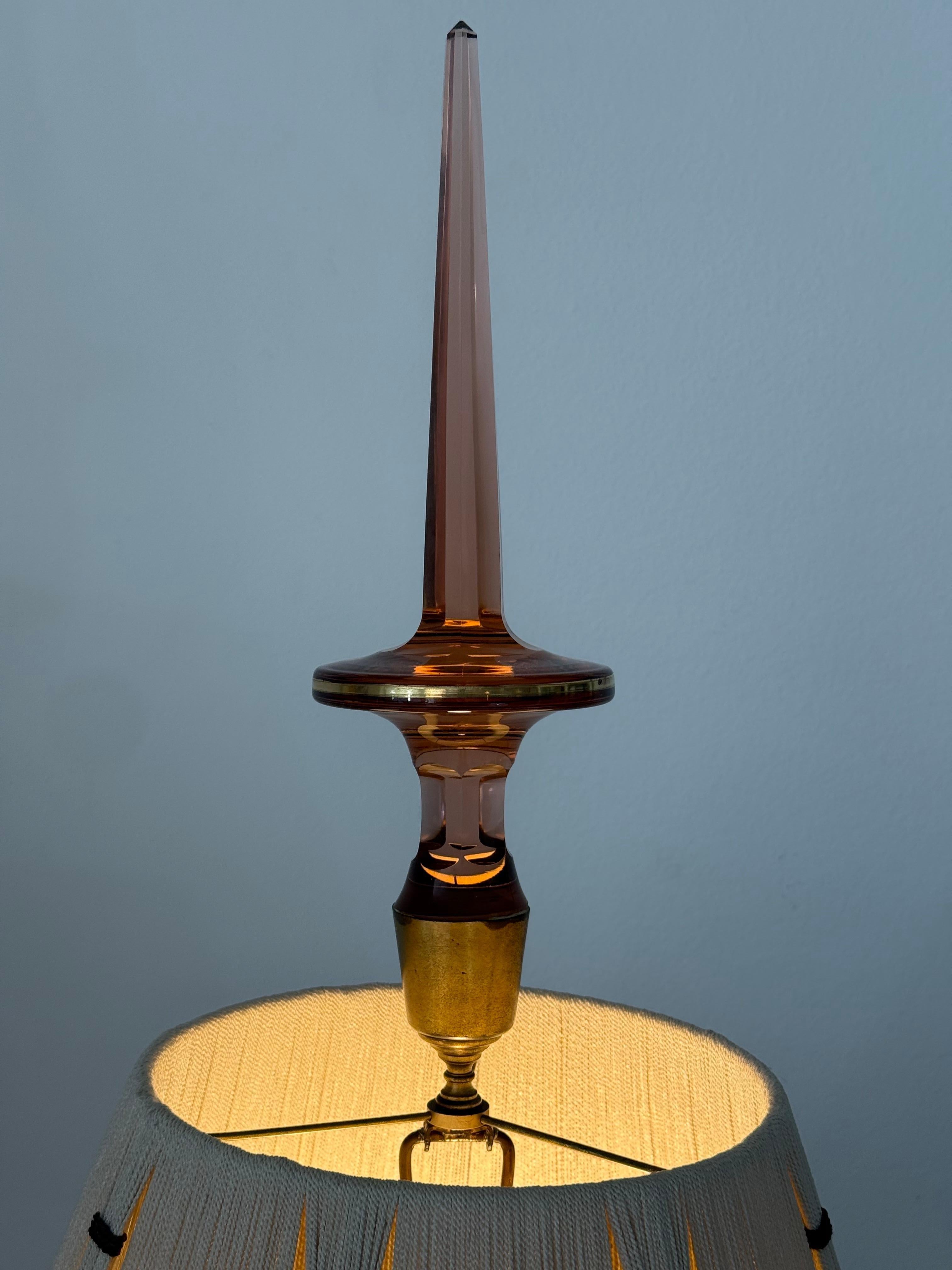 Ein Paar Tischlampen aus Moser-Glaskaraffen mit Fadenschirmen aus den 1970er Jahren (amerikanisch) im Angebot