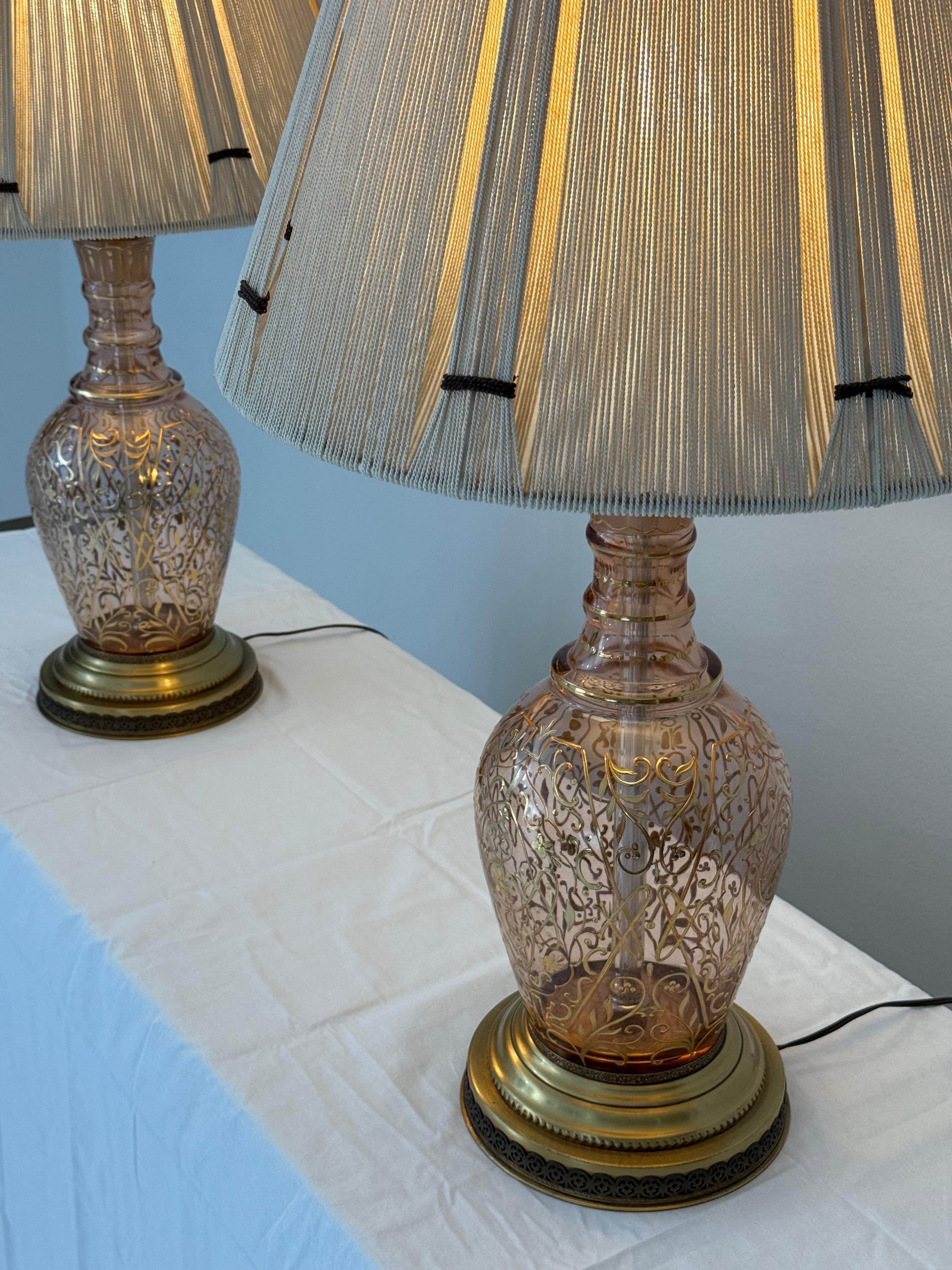 Ein Paar Tischlampen aus Moser-Glaskaraffen mit Fadenschirmen aus den 1970er Jahren (Ende des 20. Jahrhunderts) im Angebot