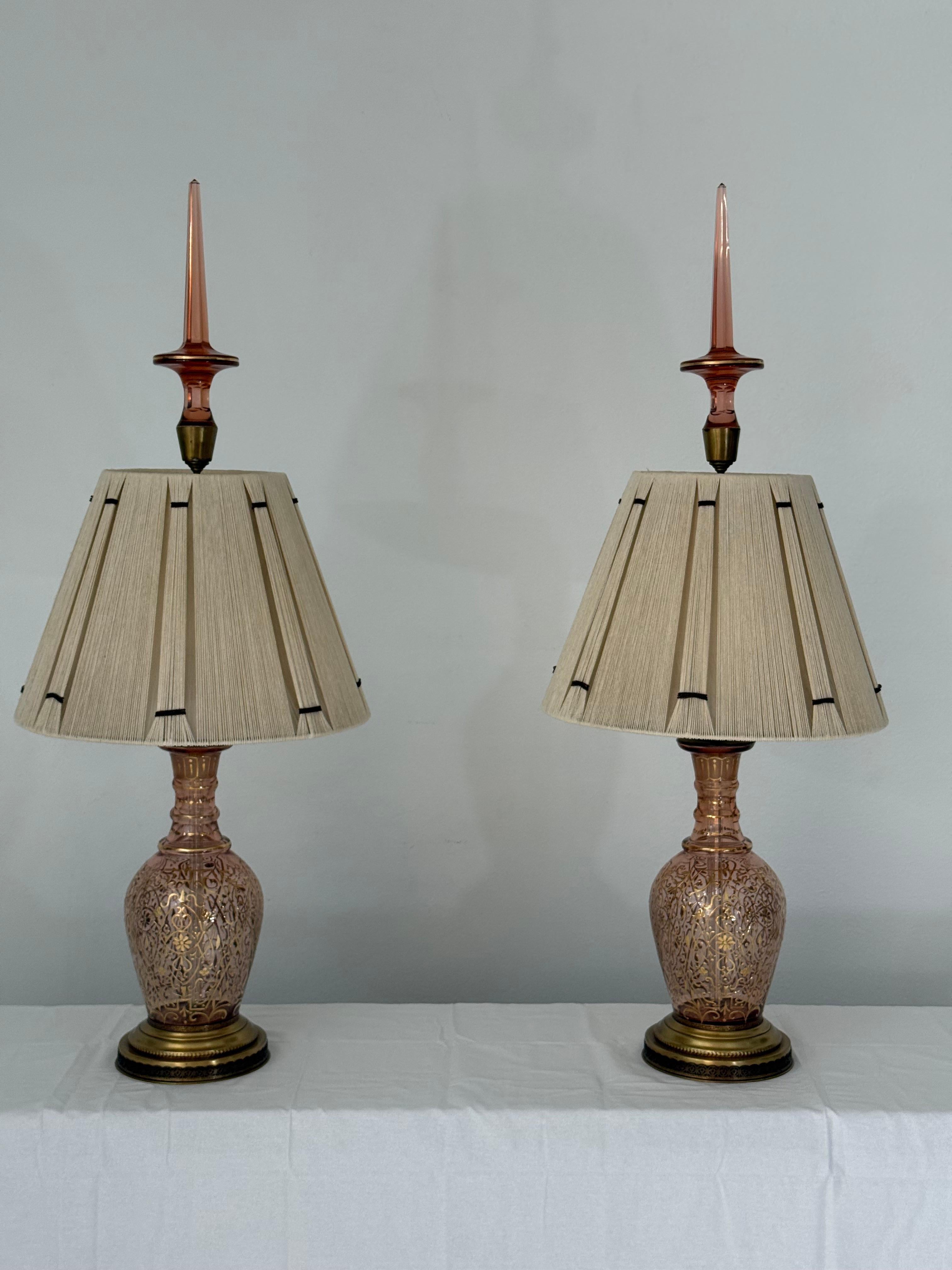 Ein Paar Tischlampen aus Moser-Glaskaraffen mit Fadenschirmen aus den 1970er Jahren im Angebot 2