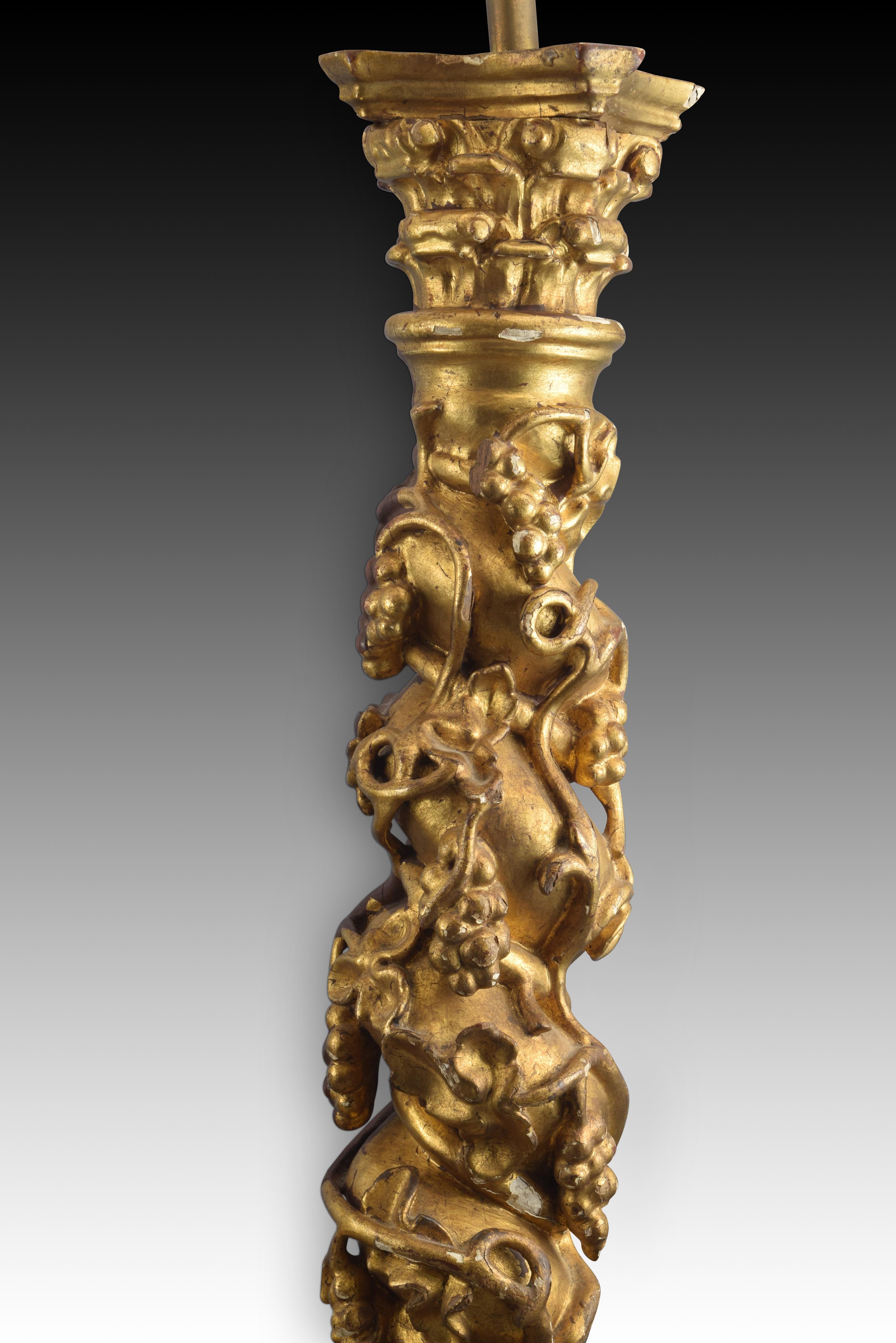 Pair of Solomonic columns adapted to a table lamp. Wood, late 17th century.
Pair of columns with a Solomonic shaft and a Corinthian capital made of carved wood, gilded at the front, with a polygonal base with moldings and an upper finish also with