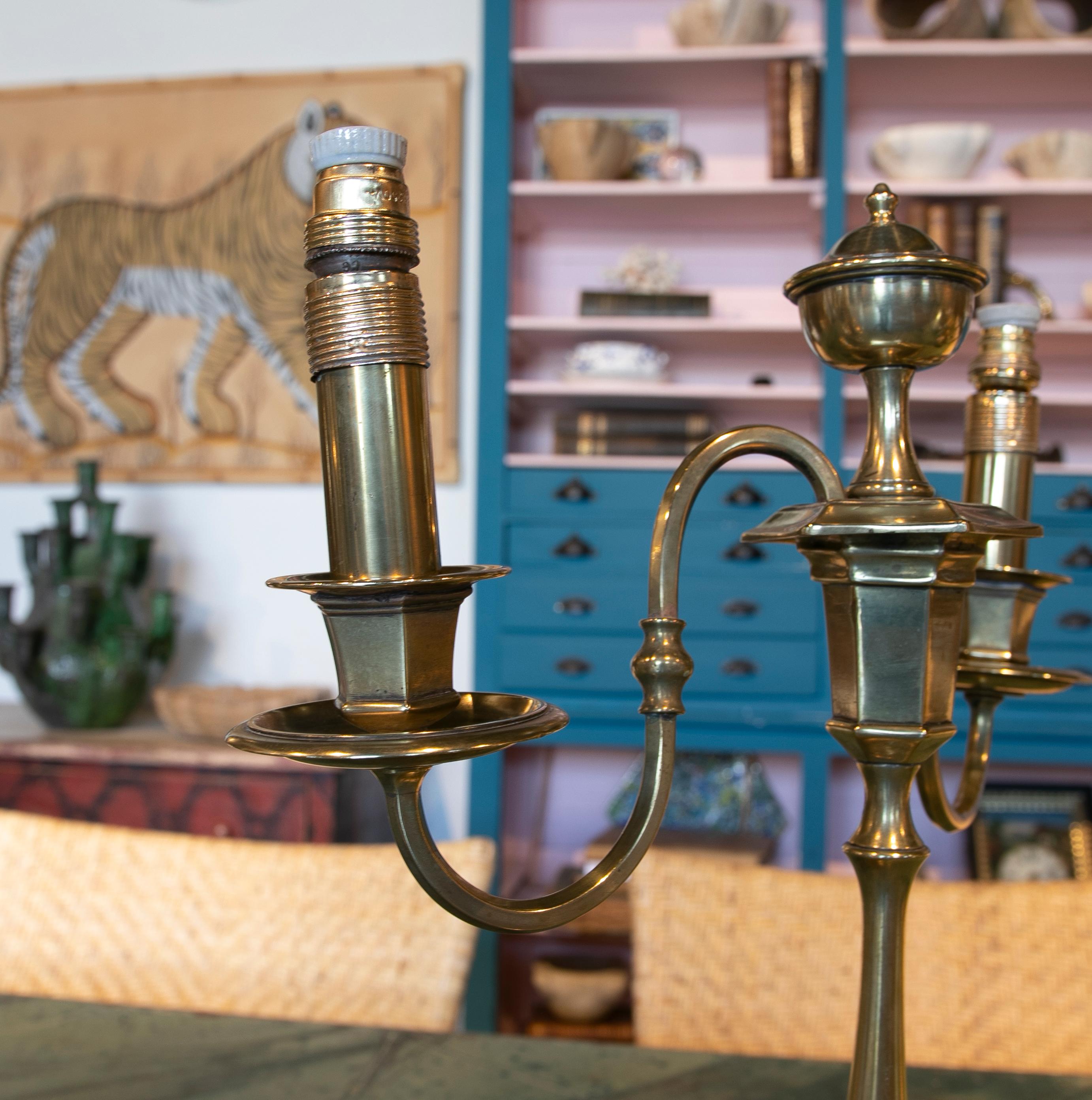 Paar Tischlampen aus Bronze mit Kerzenständern im Angebot 5