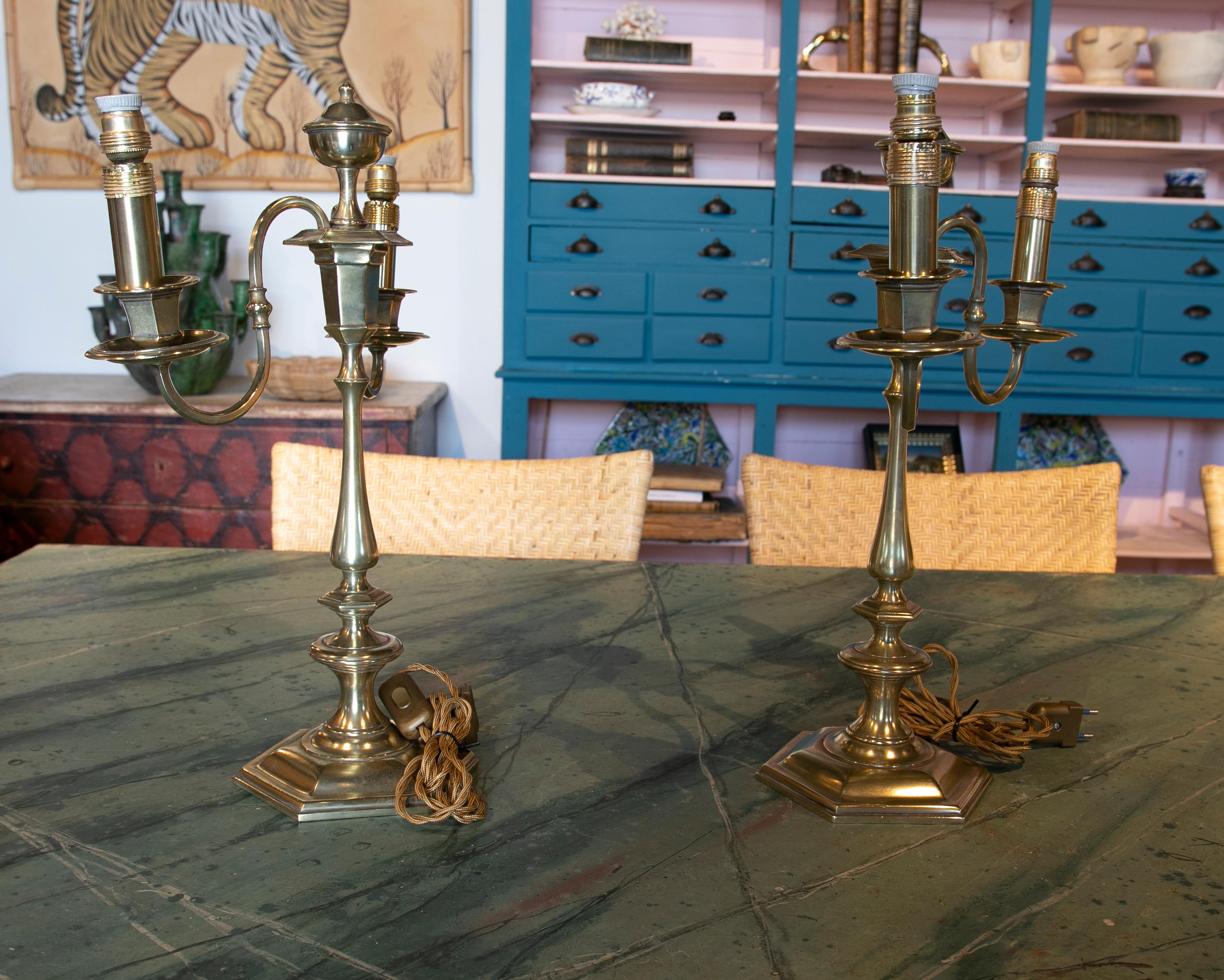 Paar Tischlampen aus Bronze mit Kerzenständern (Spanisch) im Angebot