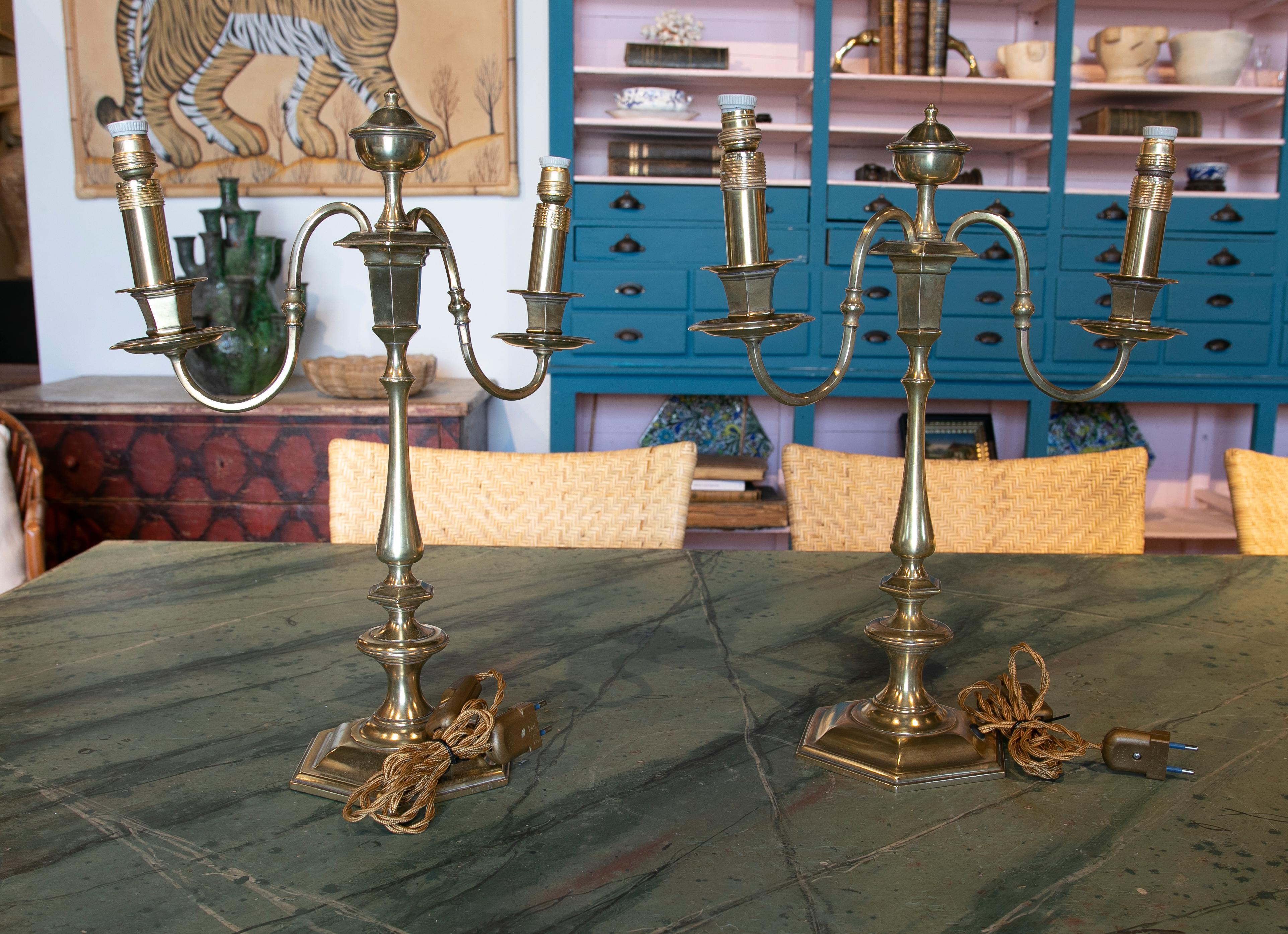 Coppia di lampade da tavolo realizzate con candelieri in bronzo In condizioni ottime in vendita a Marbella, ES